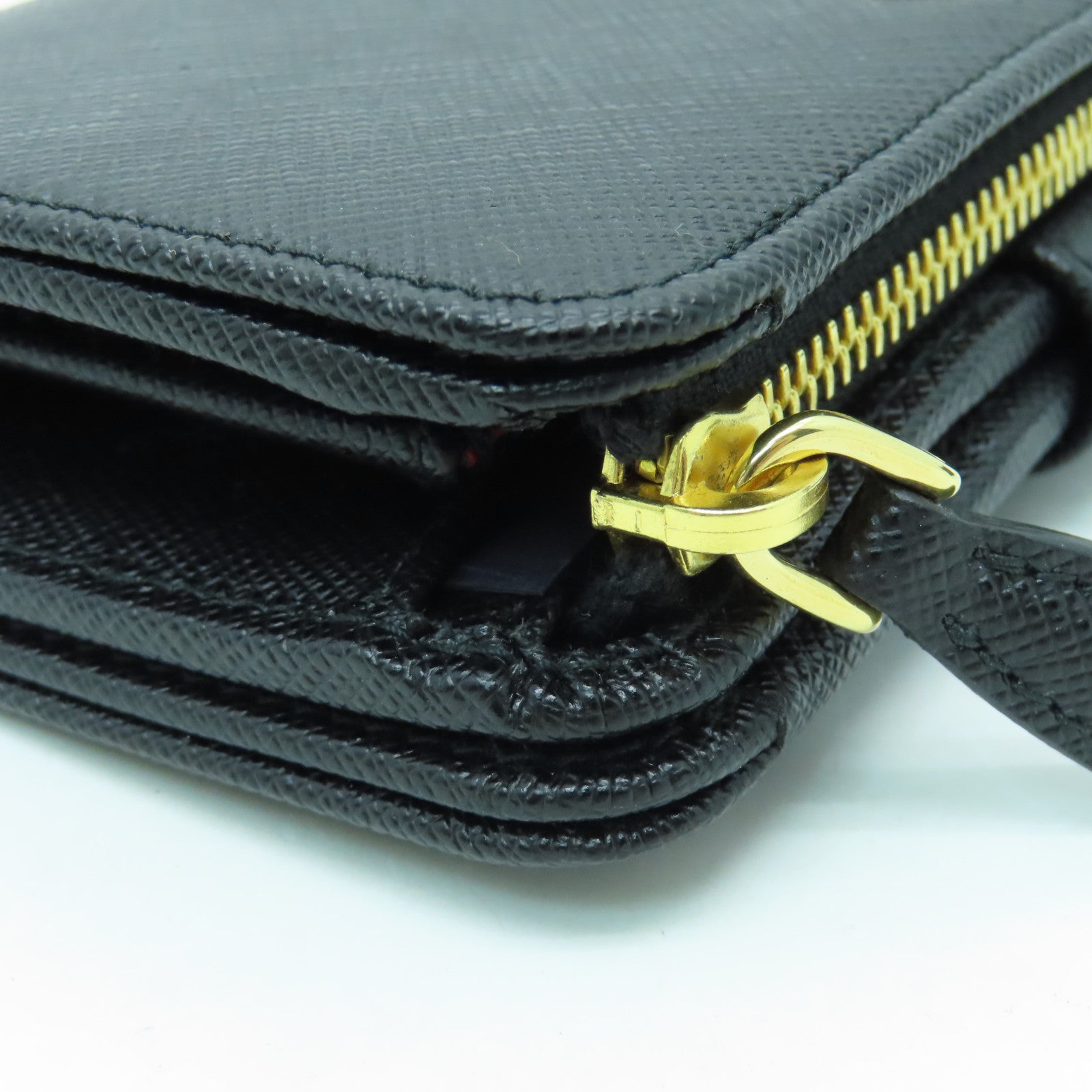 PRADA Saffiano皮革Wallet金扣钱包黑色