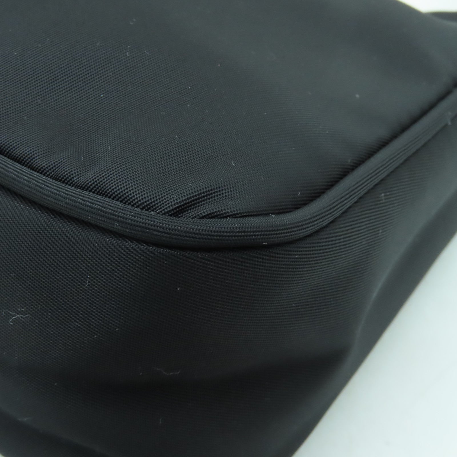 PRADA 尼龍Re-Edition銀扣手挽袋黒色