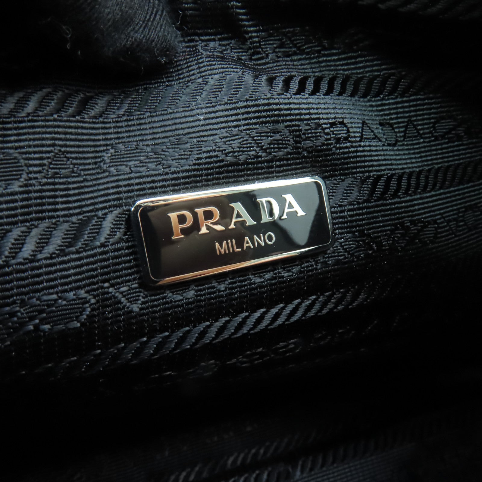 PRADA 尼龍Re-Edition銀扣手挽袋黒色