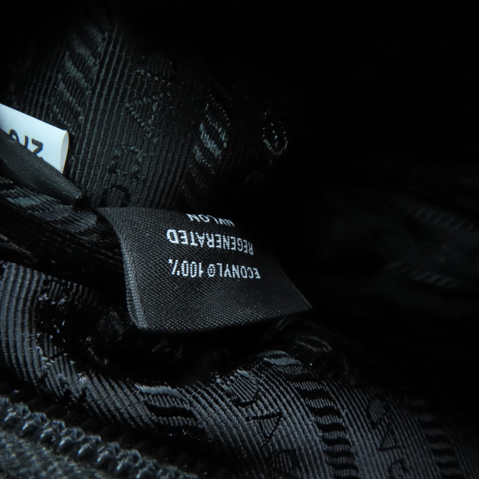 PRADA 尼龍Re-Edition銀扣手挽袋黒色