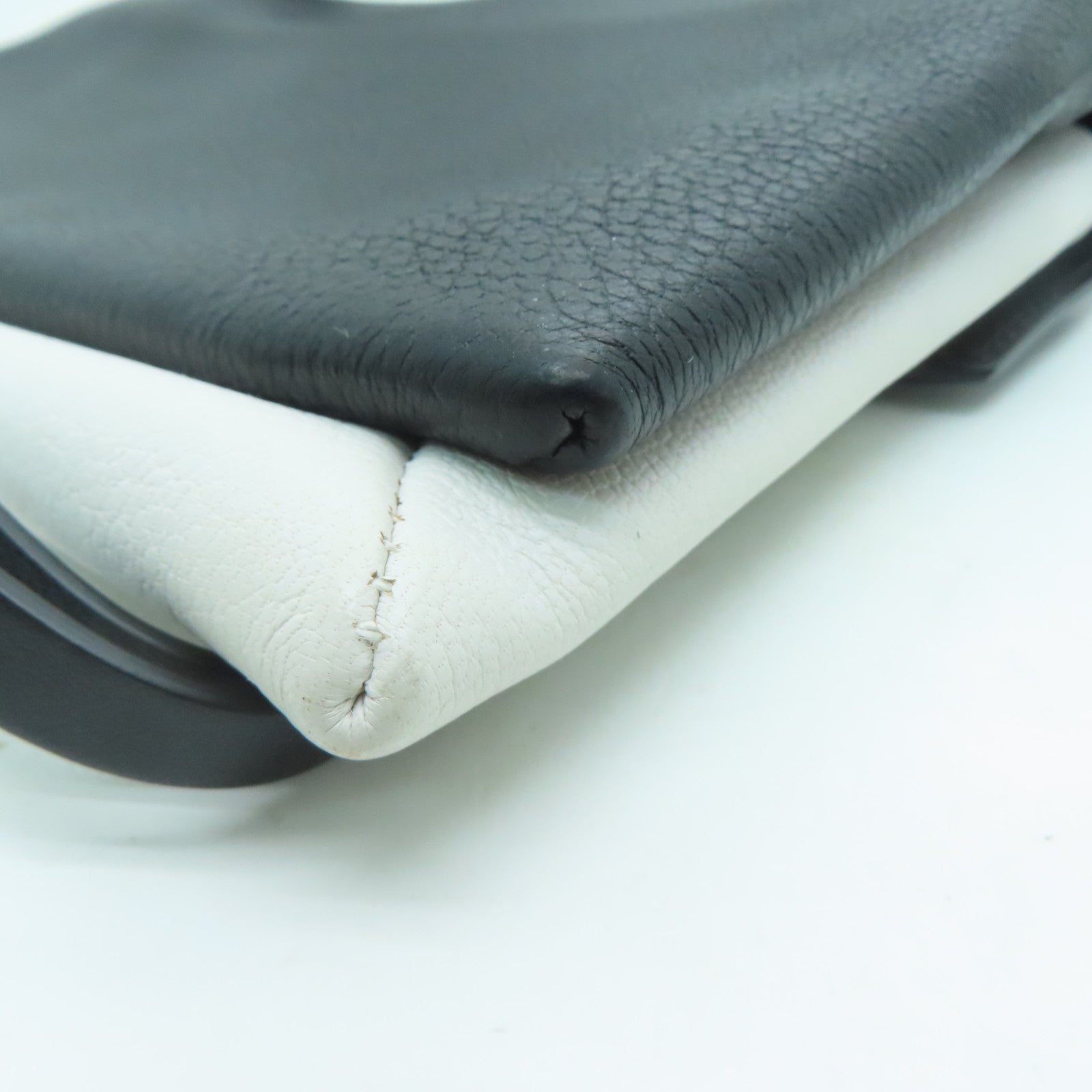 GIVENCHY 牛皮皮革Shoulder Bag銀扣肩背袋黑色/白色
