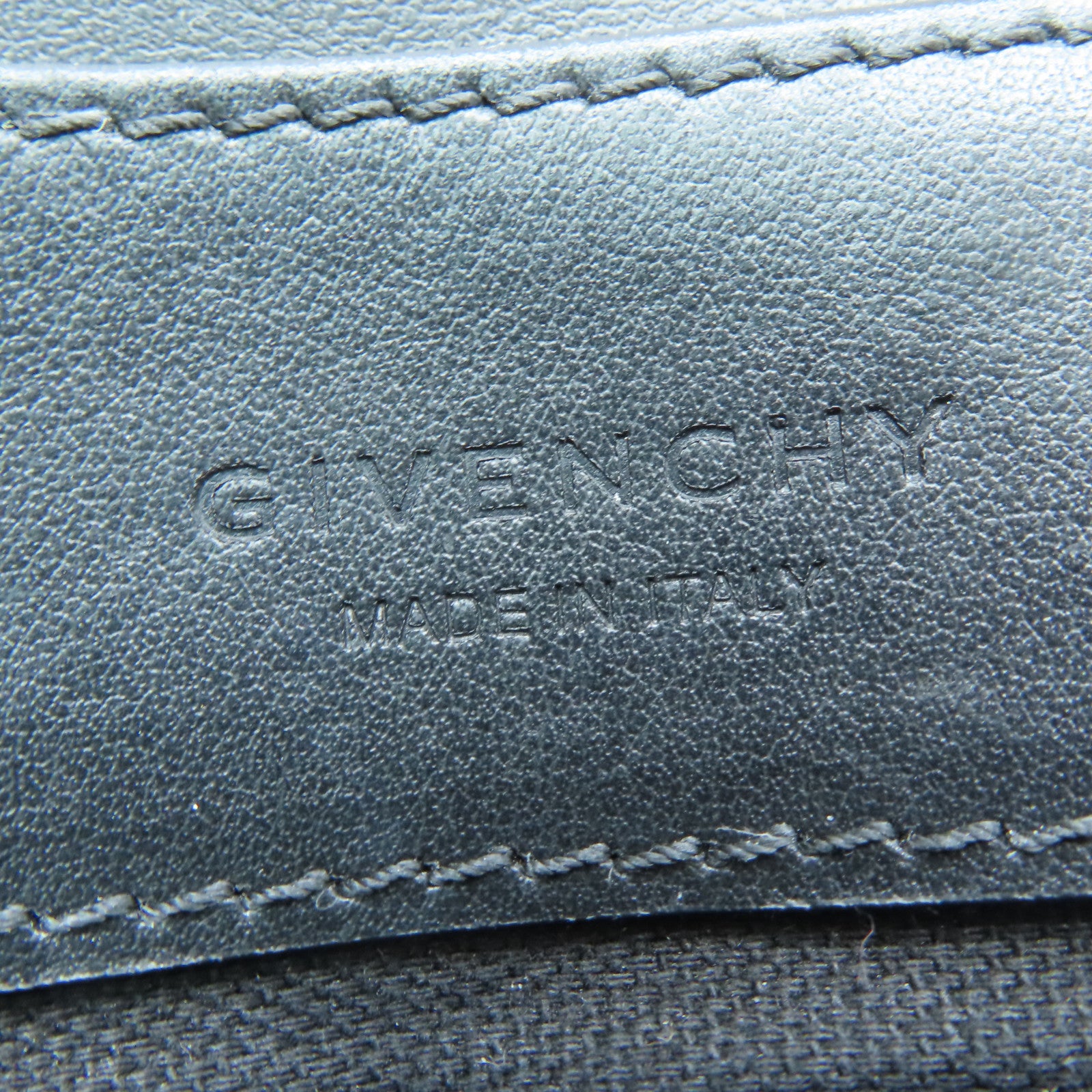 GIVENCHY 牛皮皮革Shoulder Bag銀扣肩背袋黑色/白色