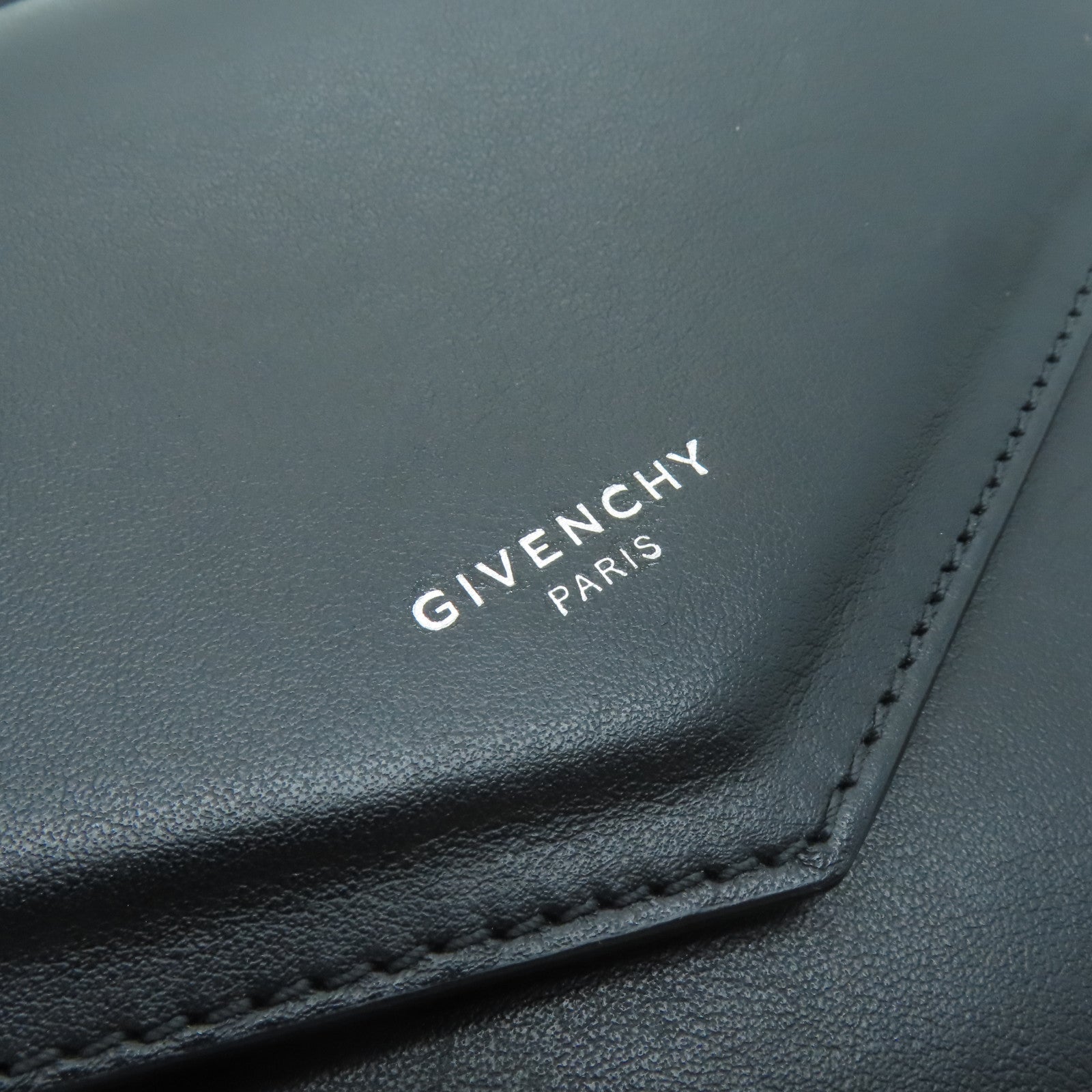 GIVENCHY 牛皮皮革Shoulder Bag銀扣肩背袋黑色/白色
