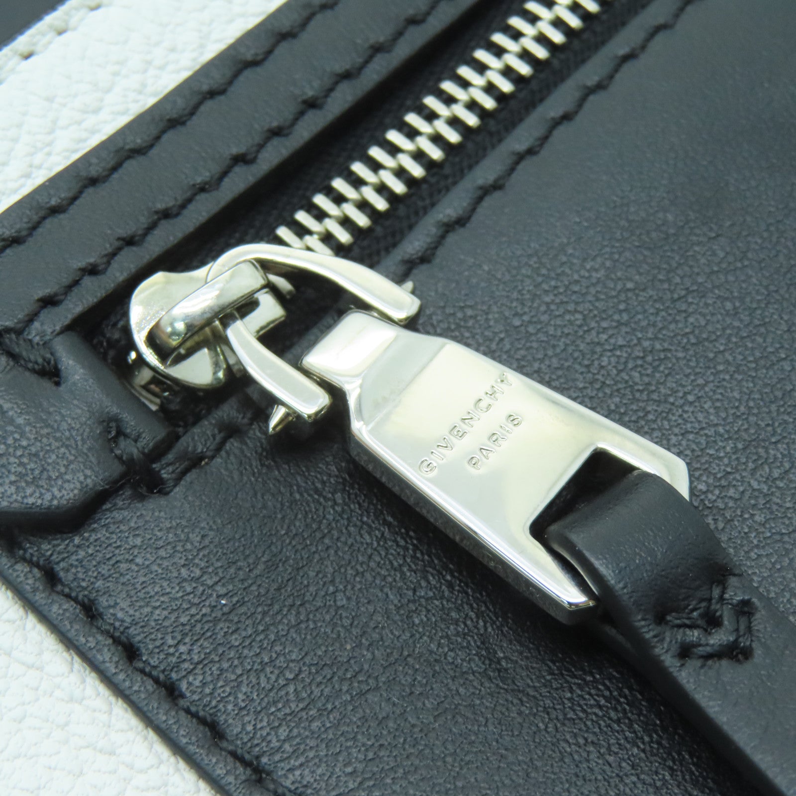 GIVENCHY 牛皮皮革Shoulder Bag銀扣肩背袋黑色/白色