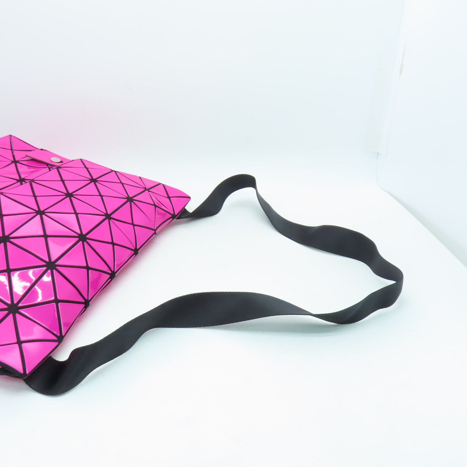 ISSEY MIYAKE PVC Shoulder Bag银扣链带肩背袋粉红色