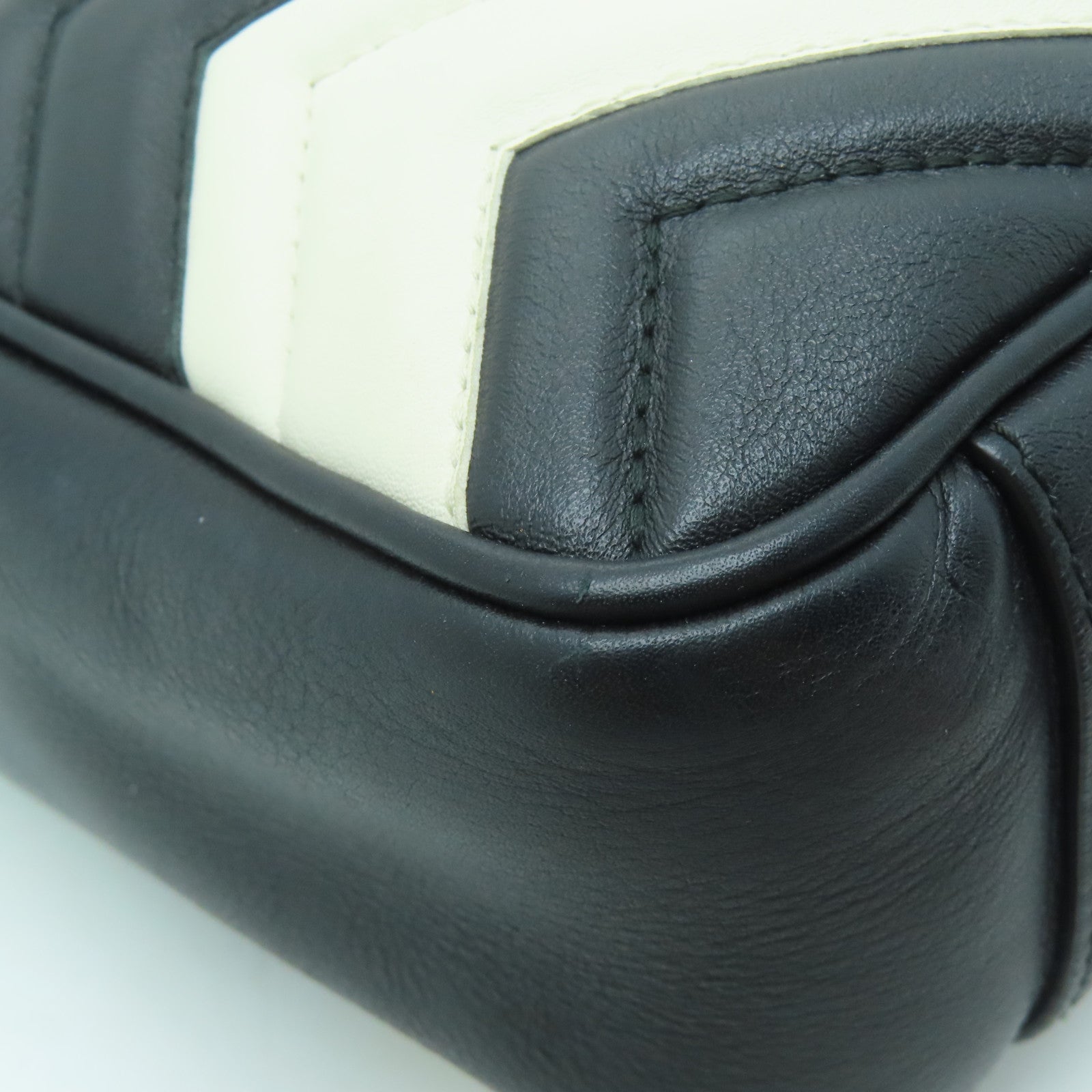 GUCCI 牛皮皮革GG Marmont金扣肩背袋黑色/白色