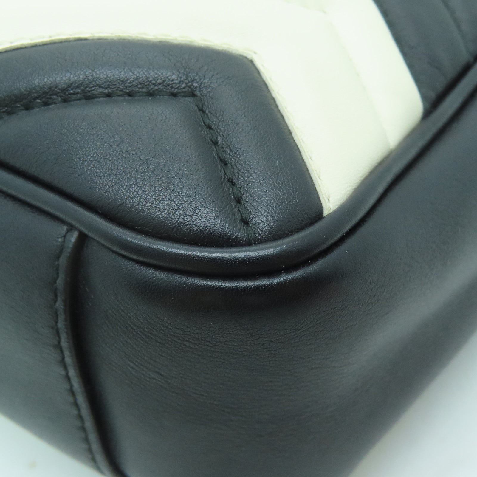 GUCCI 牛皮皮革GG Marmont金扣肩背袋黑色/白色
