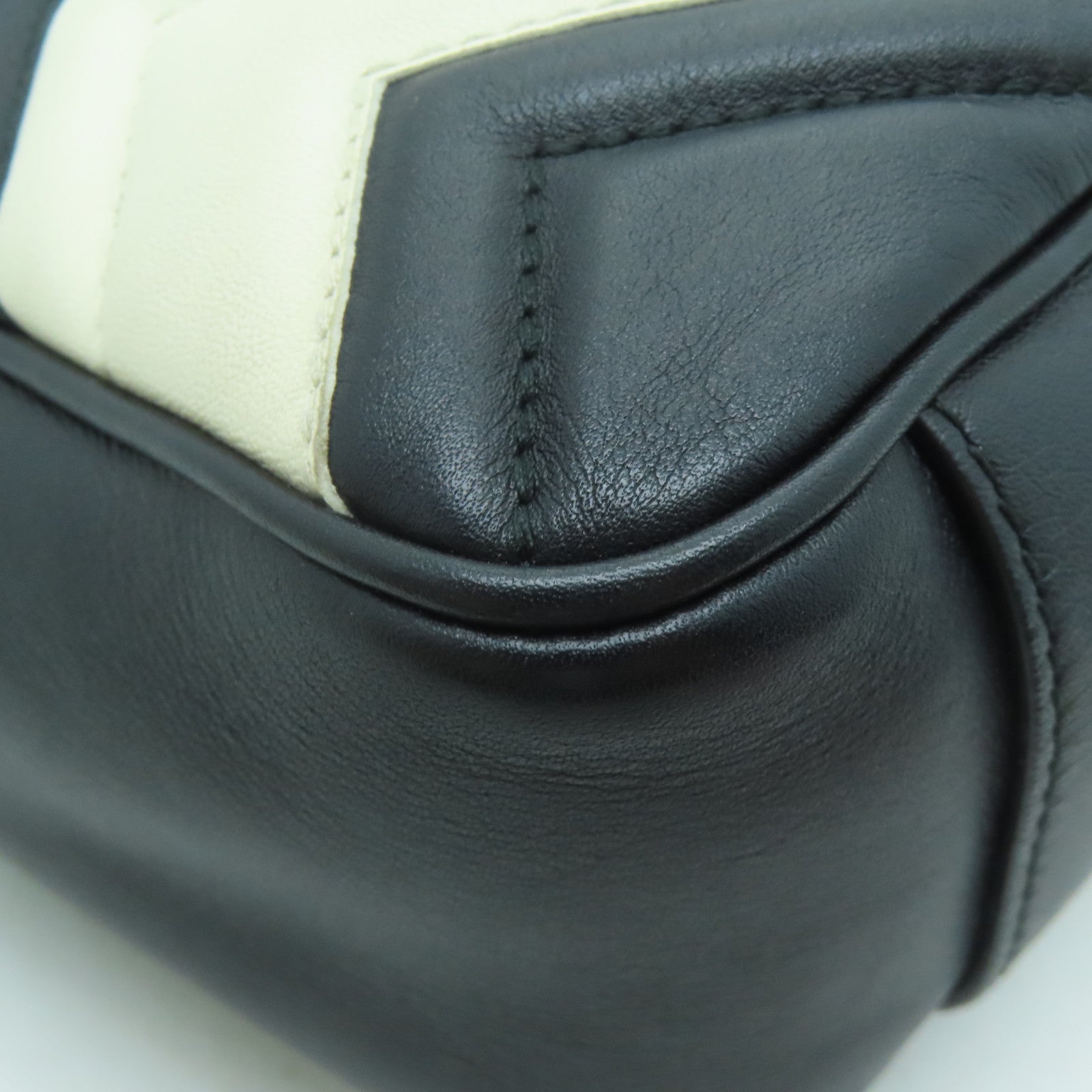 GUCCI 牛皮皮革GG Marmont金扣肩背袋黑色/白色