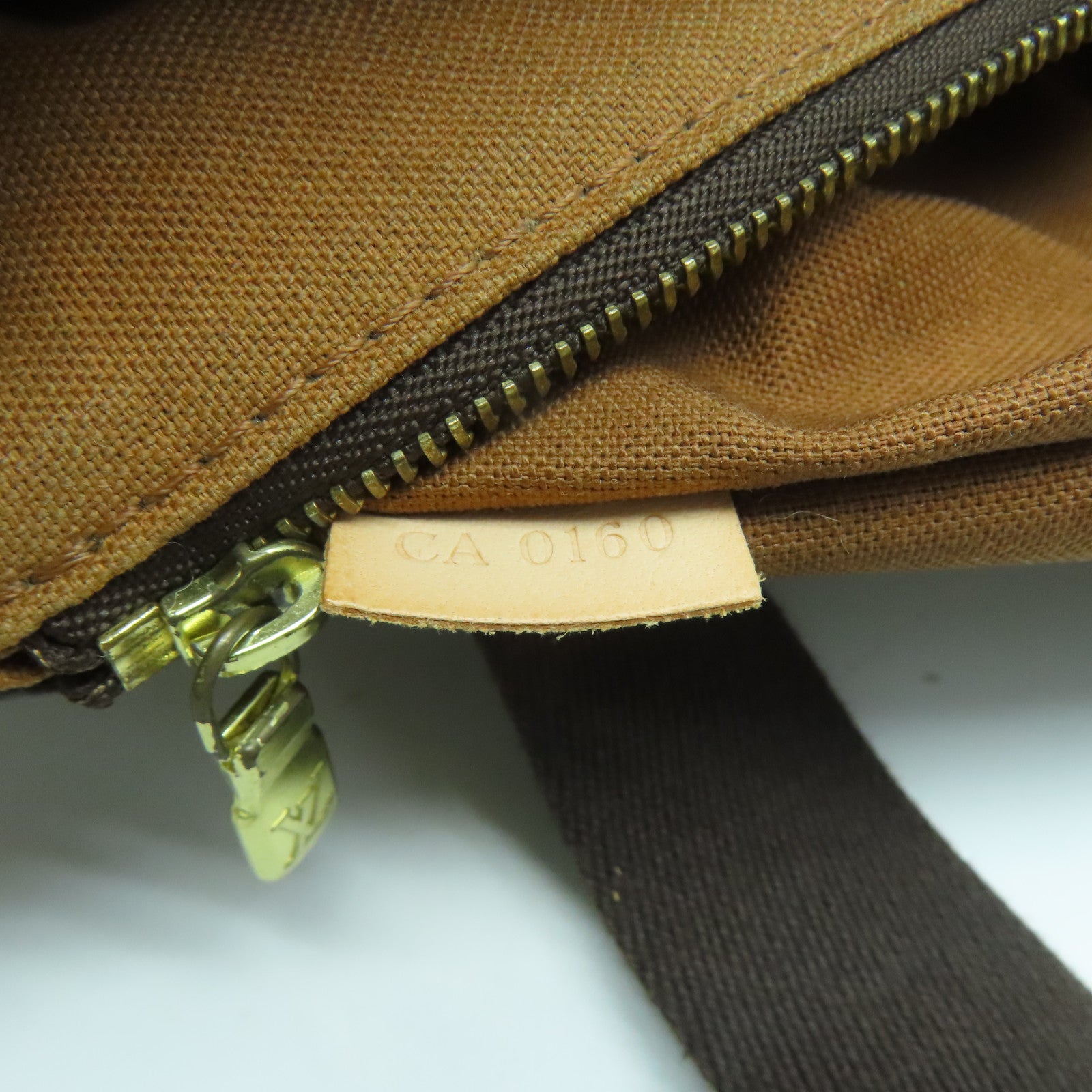 LOUIS VUITTON Monogram Beaubourg金扣手挽袋啡色