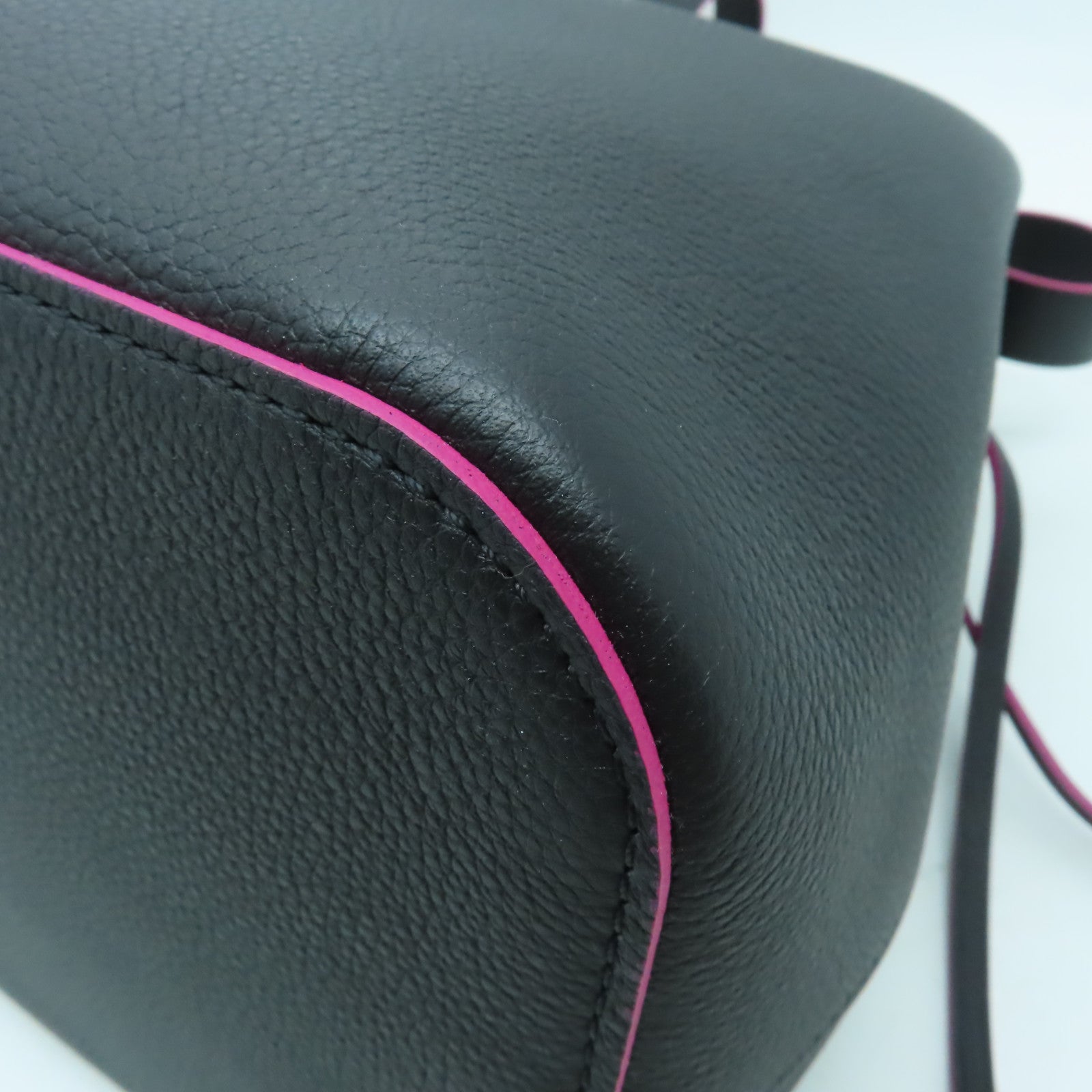 LOUIS VUITTON 牛皮皮革Lockme Bucket銀扣肩背袋黑色/粉紅色