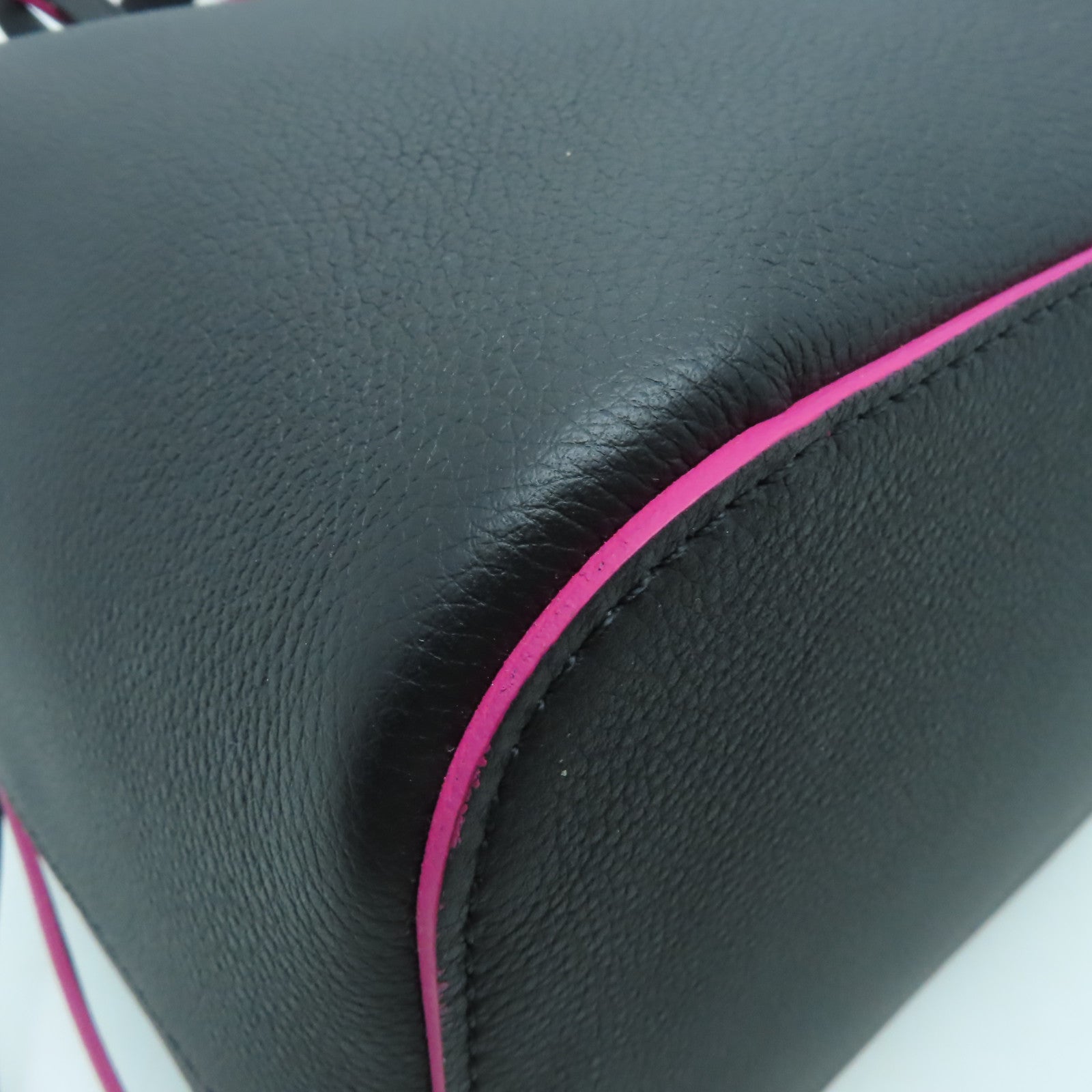 LOUIS VUITTON 牛皮皮革Lockme Bucket銀扣肩背袋黑色/粉紅色