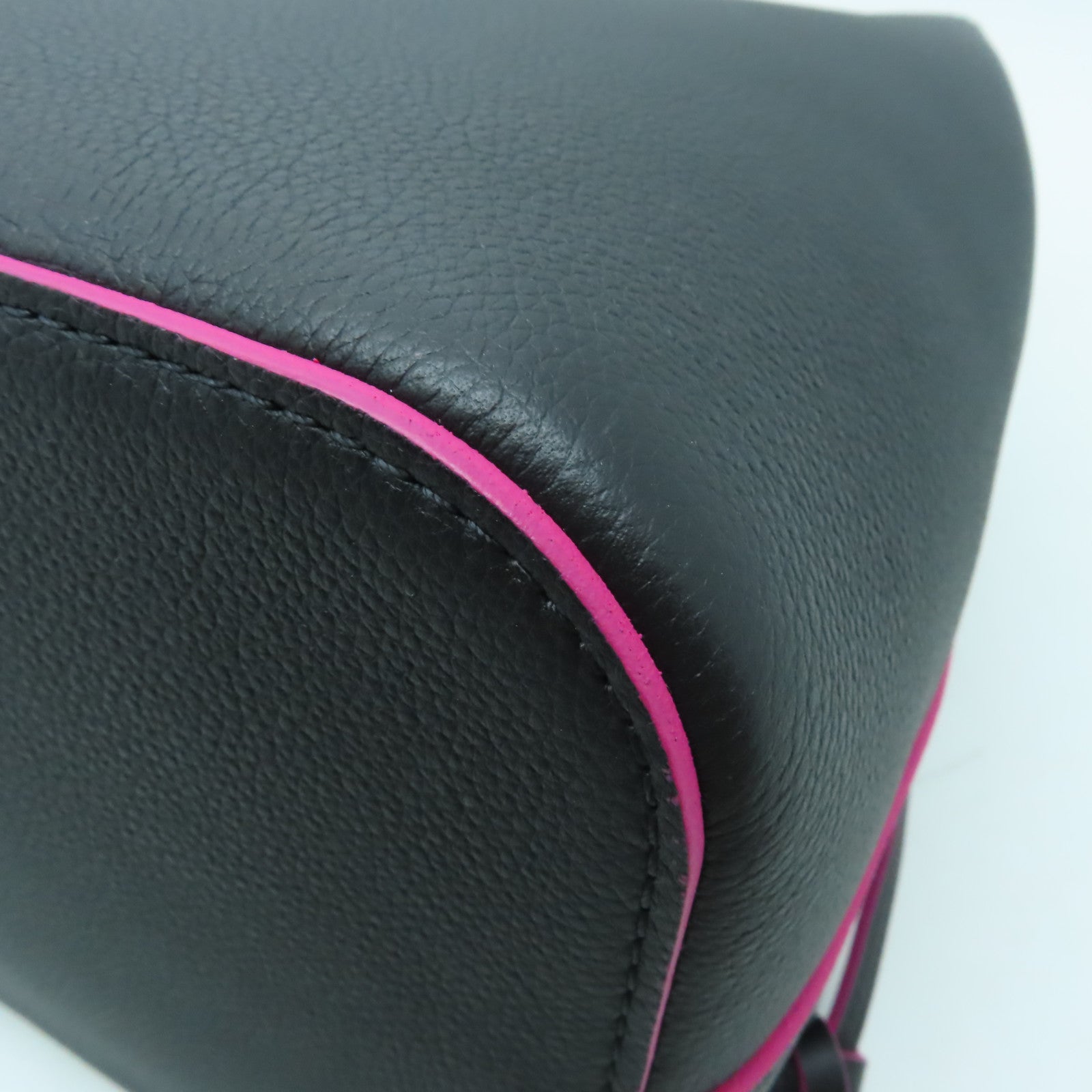 LOUIS VUITTON 牛皮皮革Lockme Bucket銀扣肩背袋黑色/粉紅色