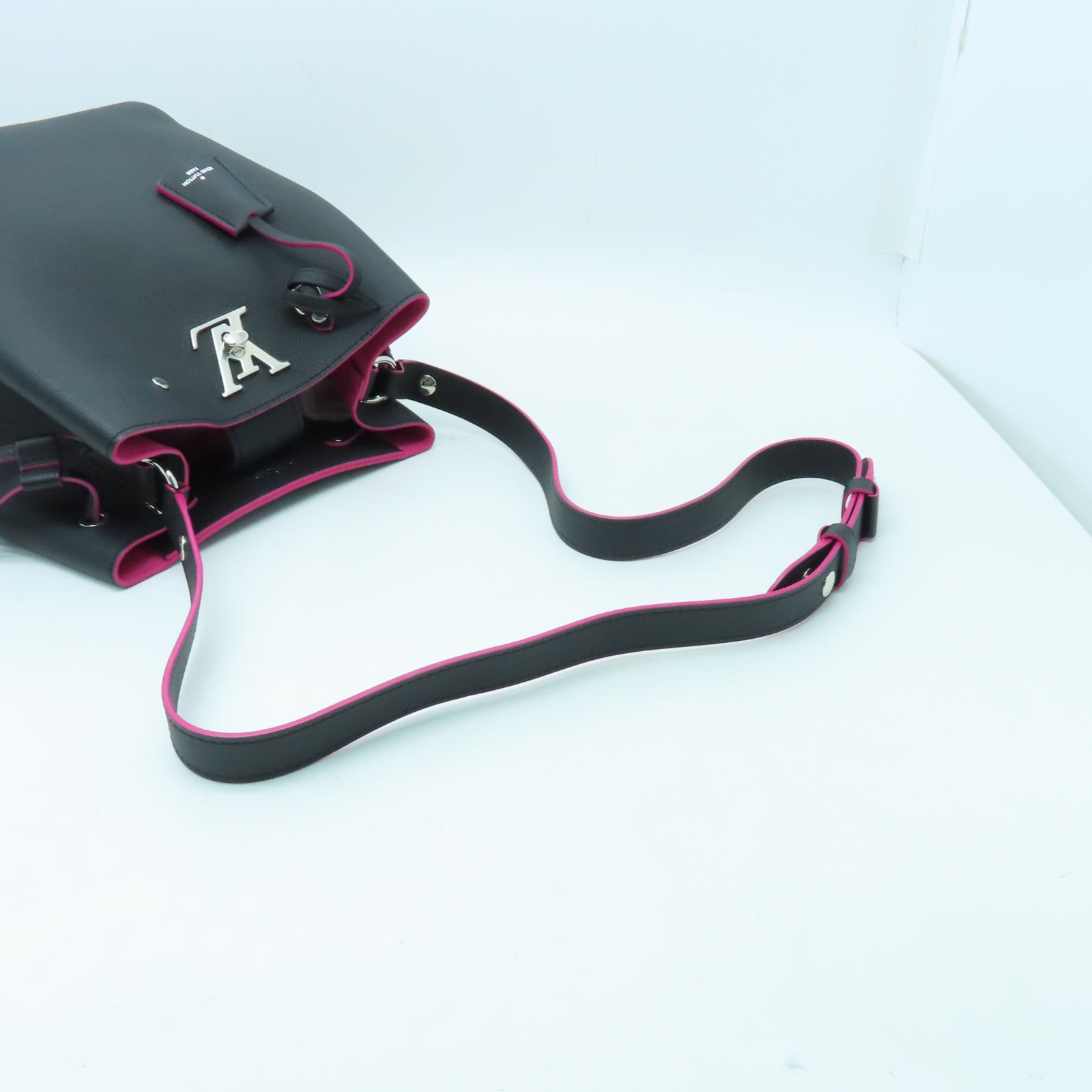 LOUIS VUITTON 牛皮皮革Lockme Bucket銀扣肩背袋黑色/粉紅色