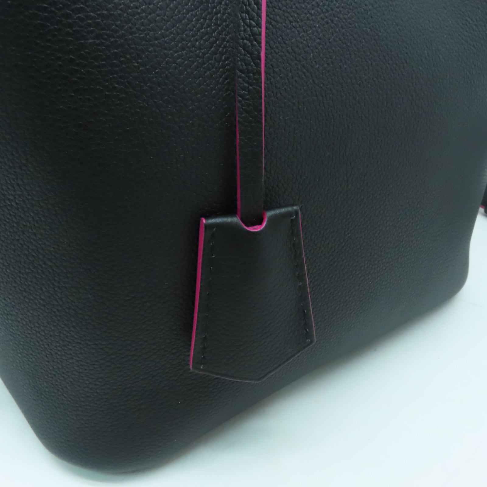 LOUIS VUITTON 牛皮皮革Lockme Bucket銀扣肩背袋黑色/粉紅色
