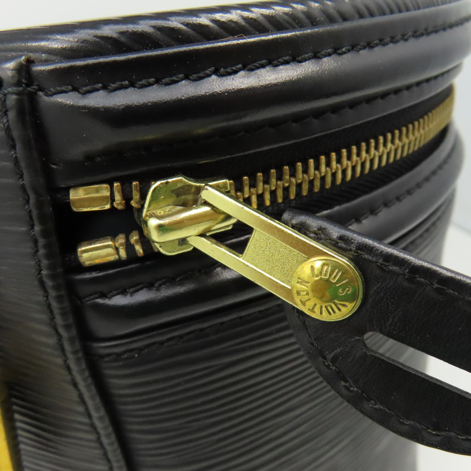 LOUIS VUITTON 【激減優惠】Epi Vintage Cannes Hand Bag金扣手挽袋黑色