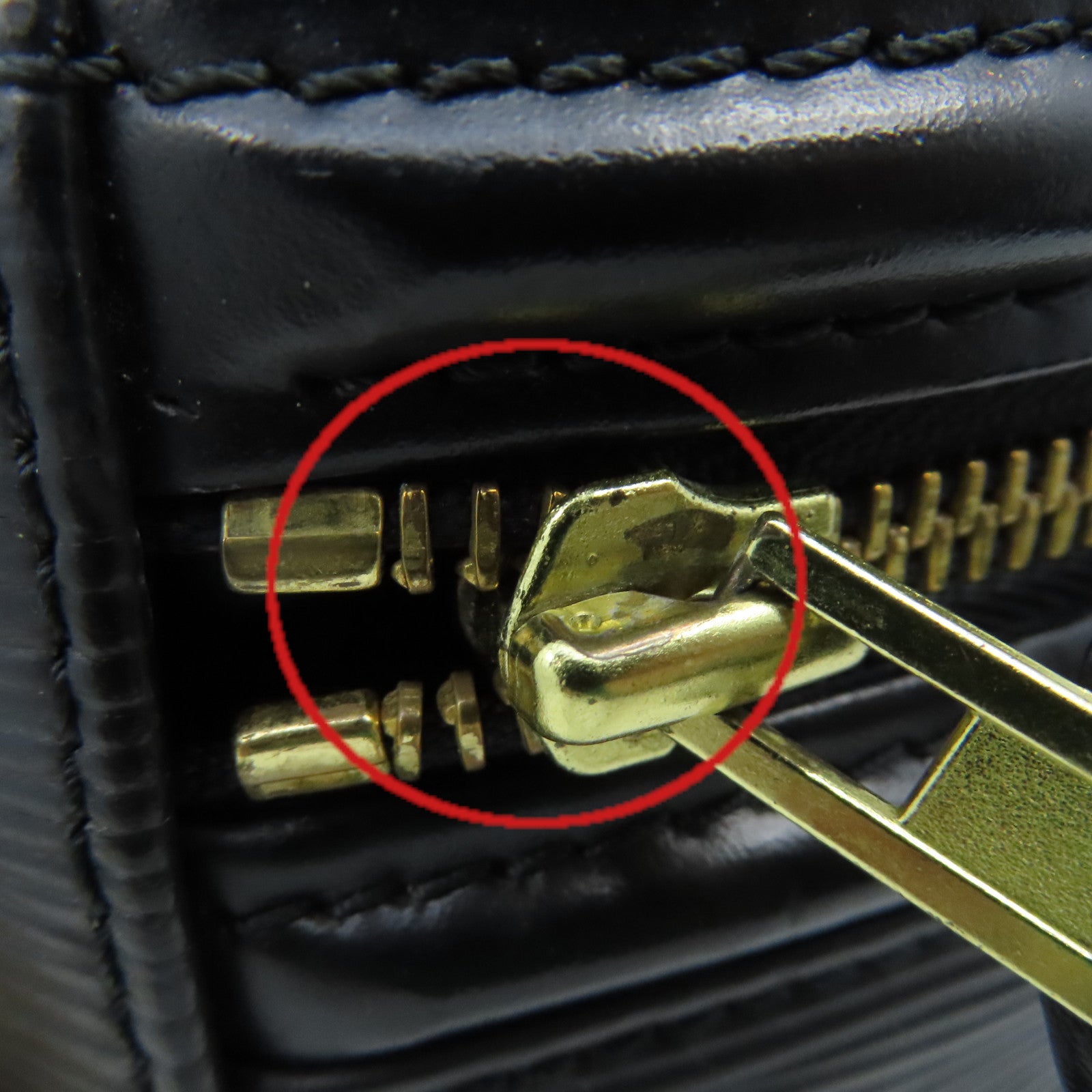 LOUIS VUITTON 【激減優惠】Epi Vintage Cannes Hand Bag金扣手挽袋黑色
