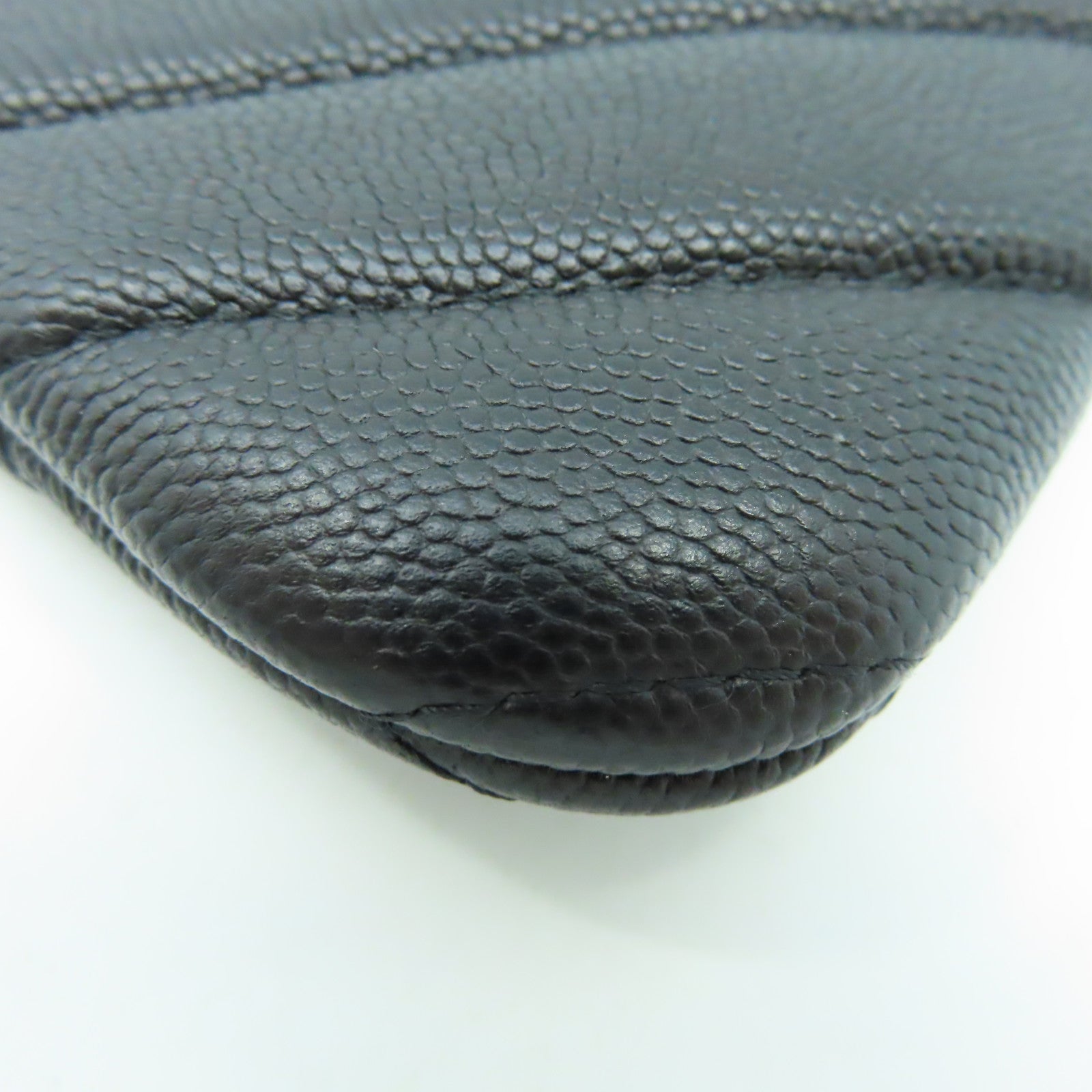 CHANEL 斜紋Caviar皮革Pouch金扣手拿包黑色