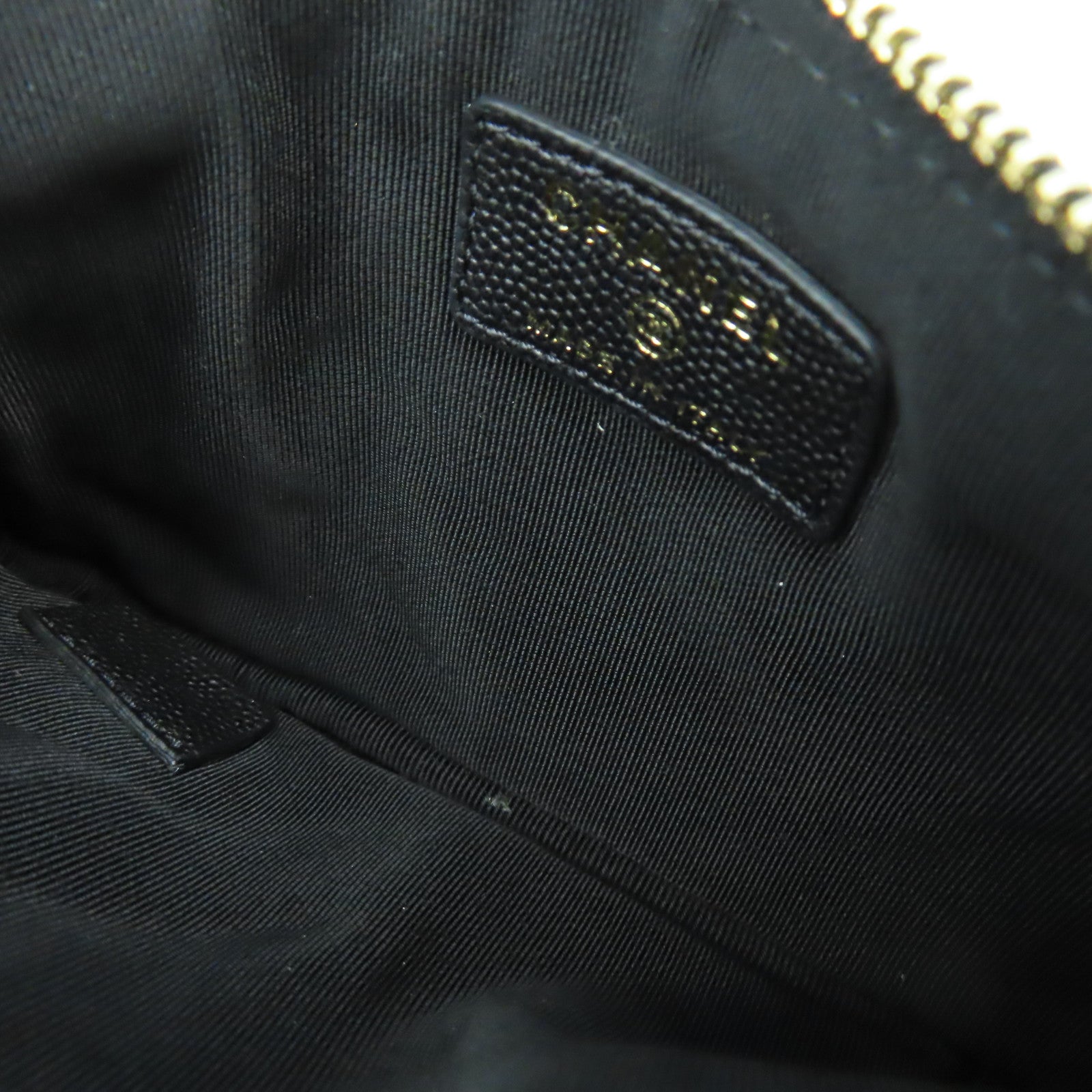 CHANEL 斜紋Caviar皮革Pouch金扣手拿包黑色