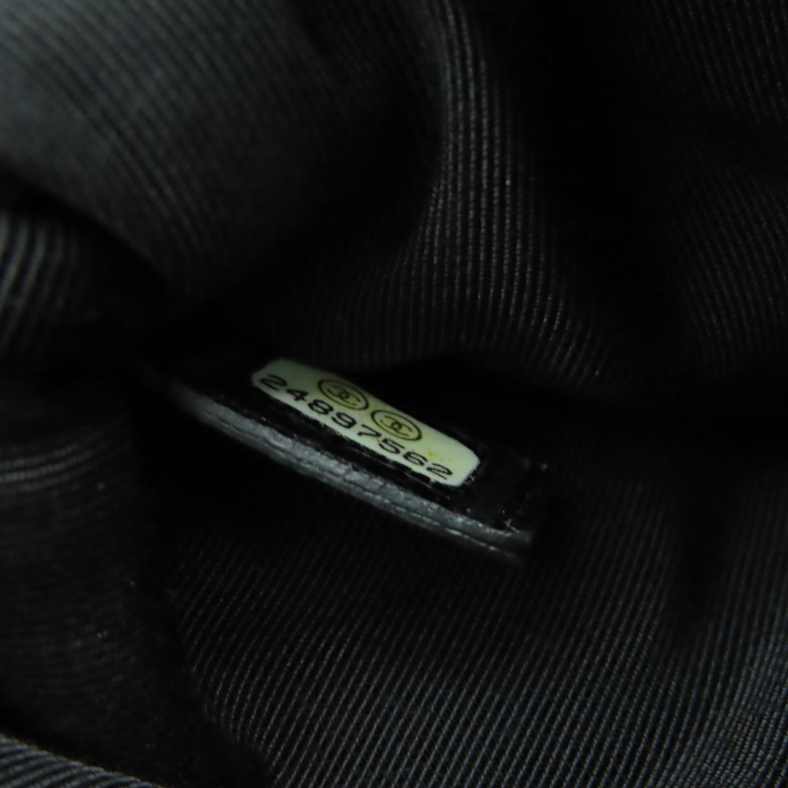 CHANEL 斜紋Caviar皮革Pouch金扣手拿包黑色