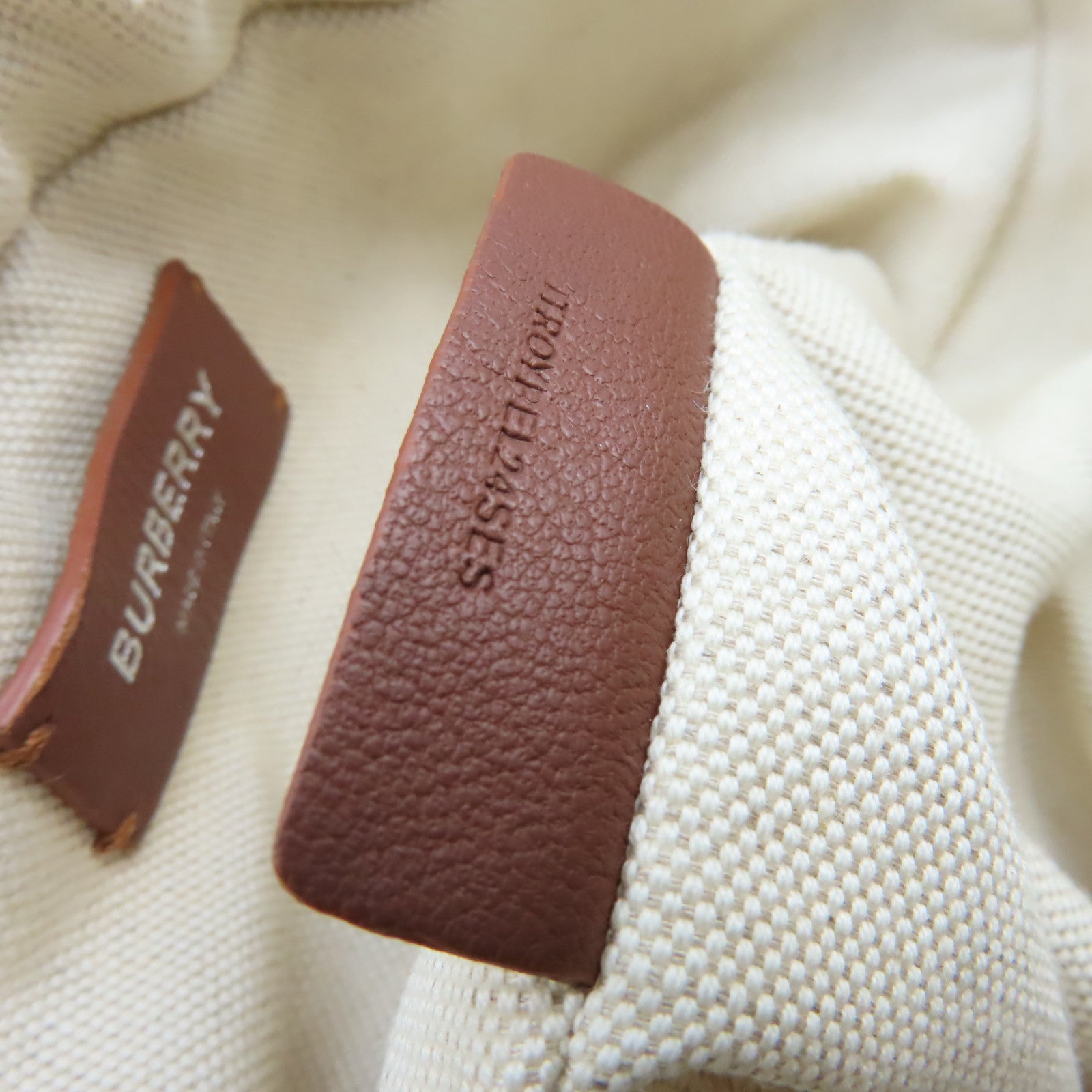 BURBERRY 牛皮皮革/帆布Drawsteing Bucket Bag肩背袋米白色