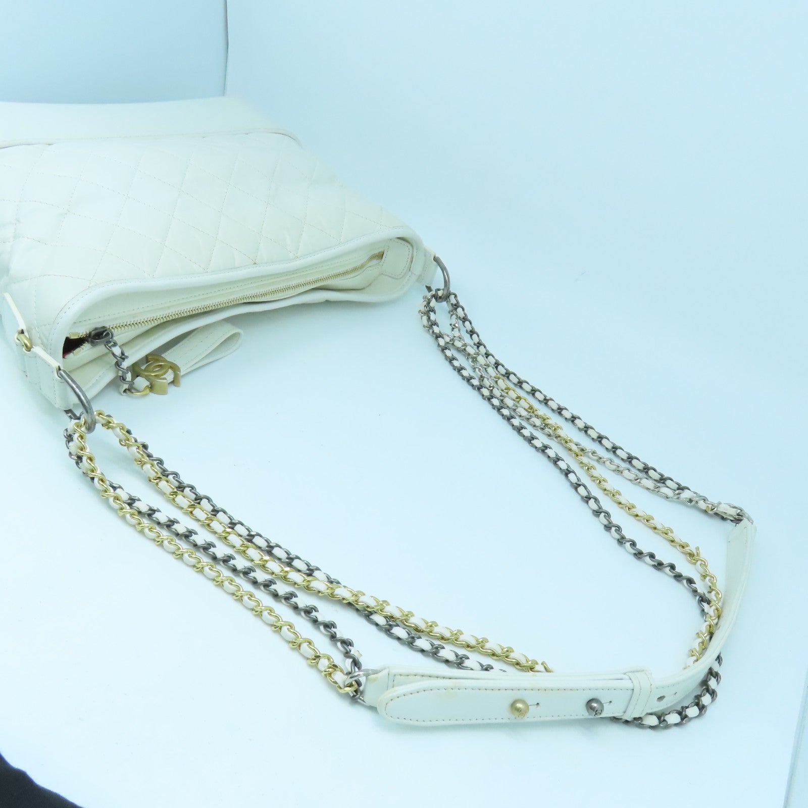 CHANEL 菱格牛皮皮革Gabrielle Medium金扣/銀扣鏈帶肩背袋白色