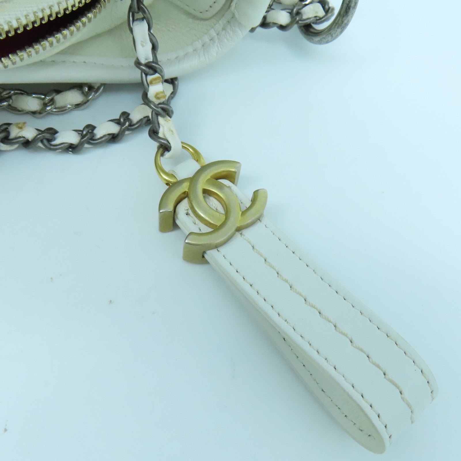 CHANEL 菱格牛皮皮革Gabrielle Medium金扣/銀扣鏈帶肩背袋白色