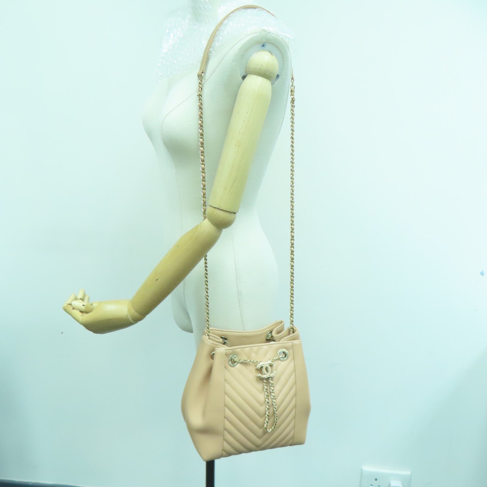 CHANEL 牛皮皮革Chain Shoulder金扣肩背袋杏色