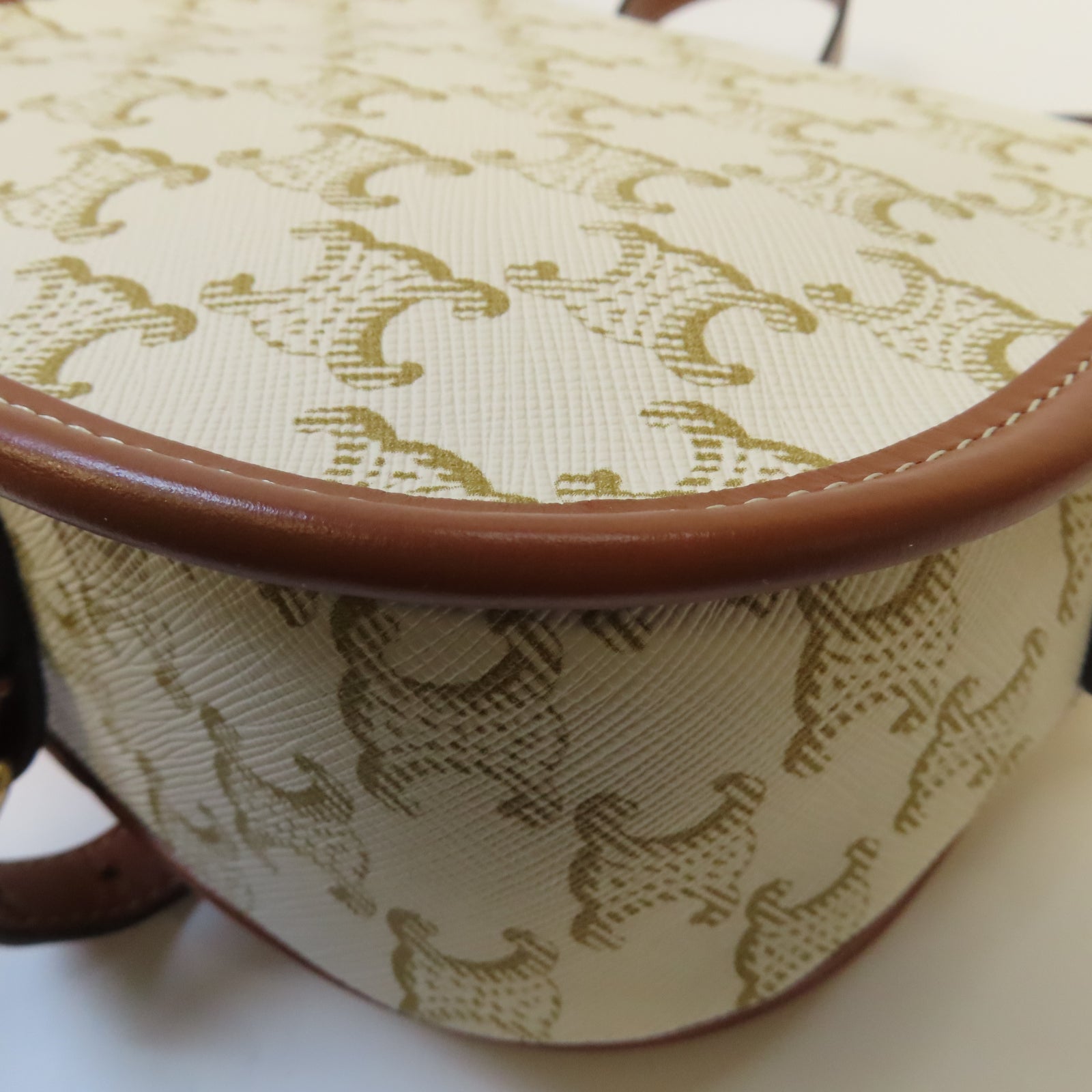 CELINE Triomphe帆布Folco Shoulder Bag金扣肩背袋白色