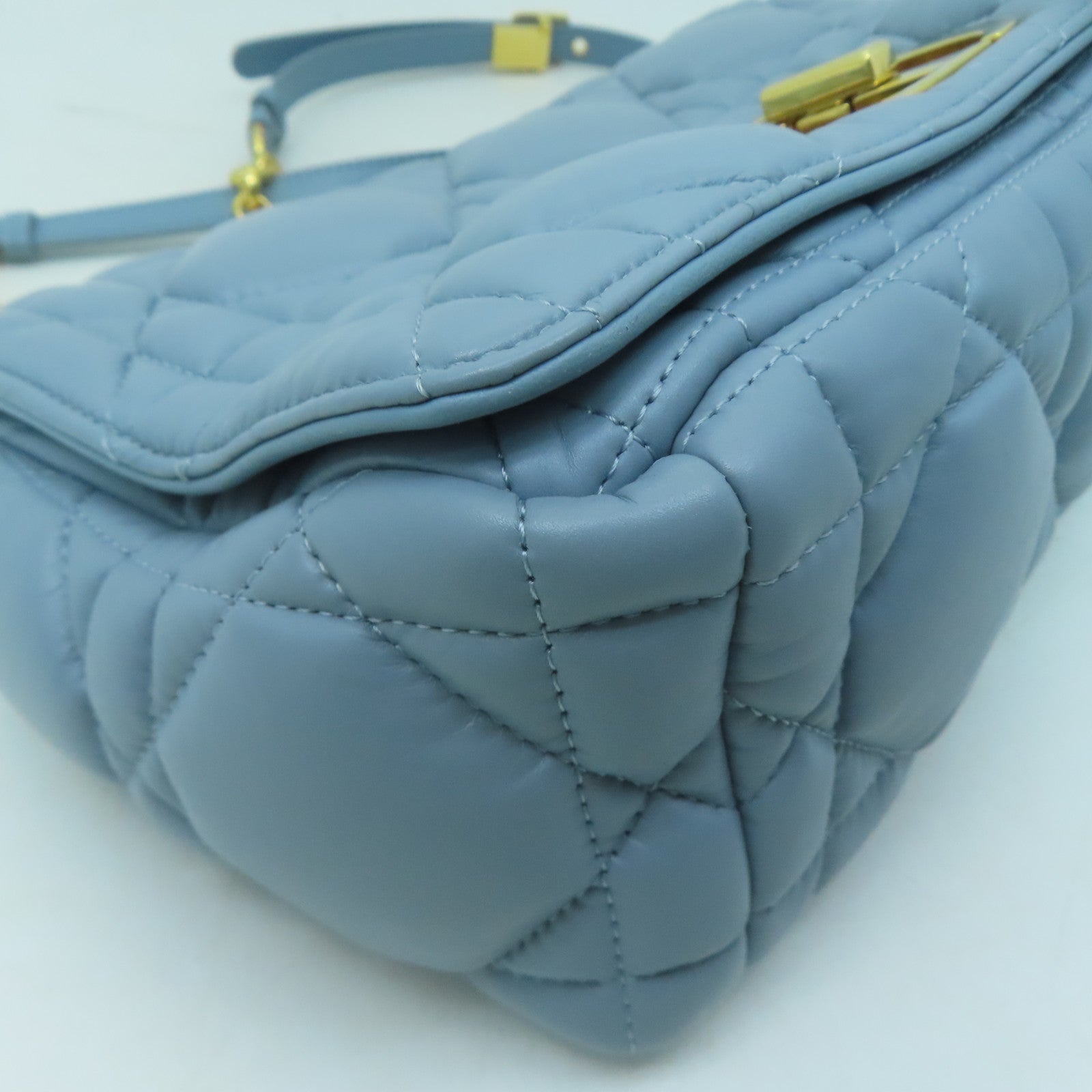 Dior 羊皮皮革Medium Dior Caro Bag金扣鏈帶肩背袋淺藍色