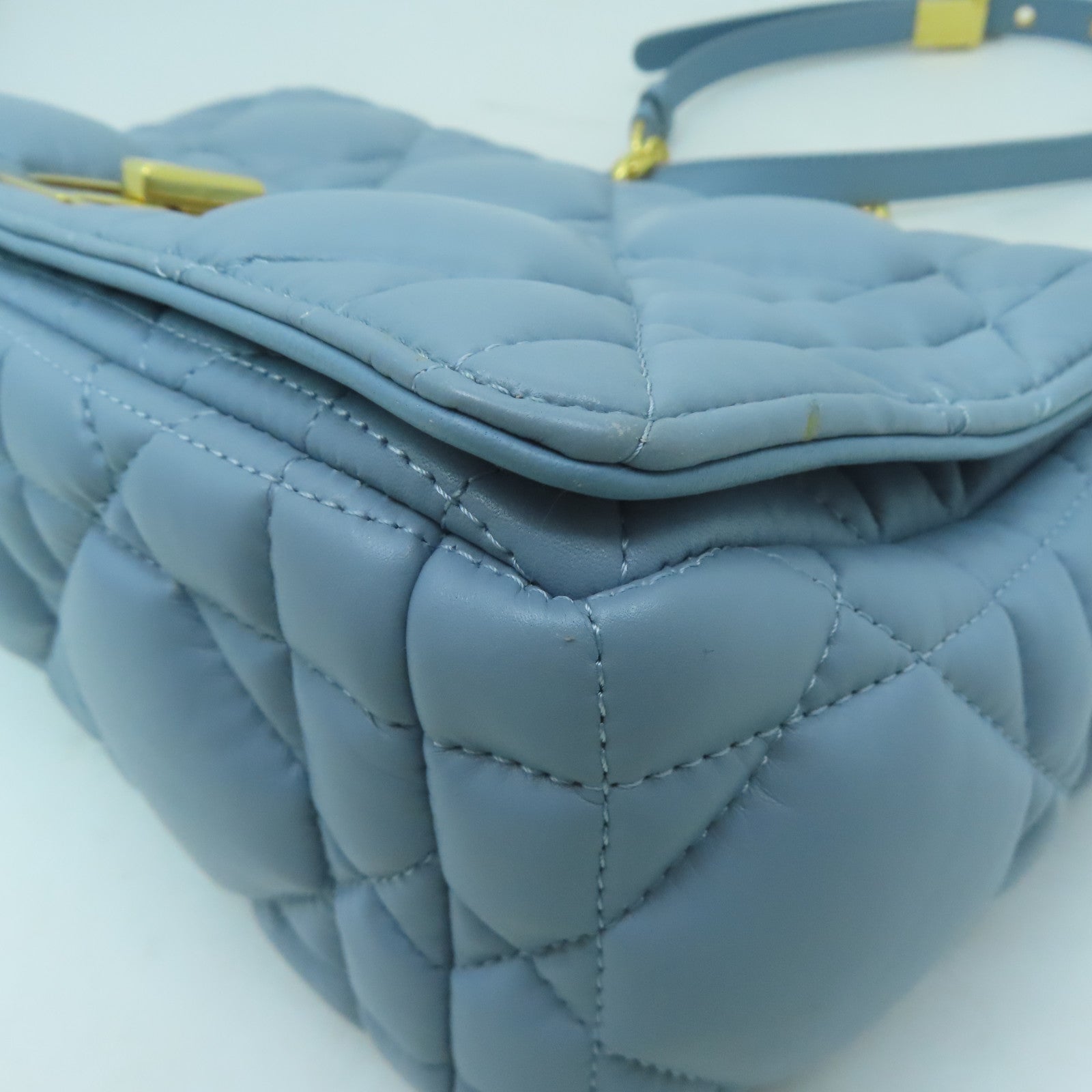 Dior 羊皮皮革Medium Dior Caro Bag金扣鏈帶肩背袋淺藍色