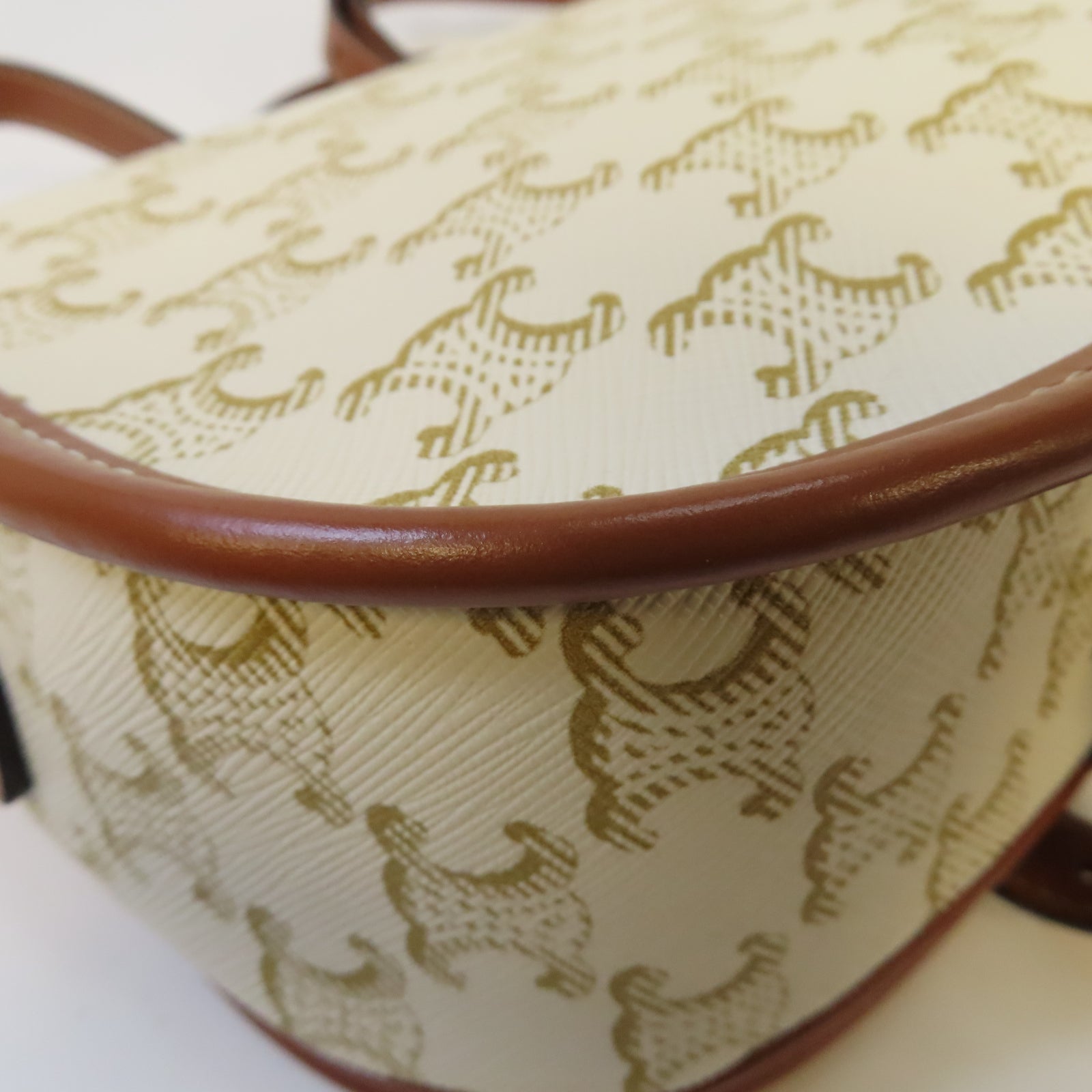 CELINE Triomphe帆布Folco Shoulder Bag金扣肩背袋白色