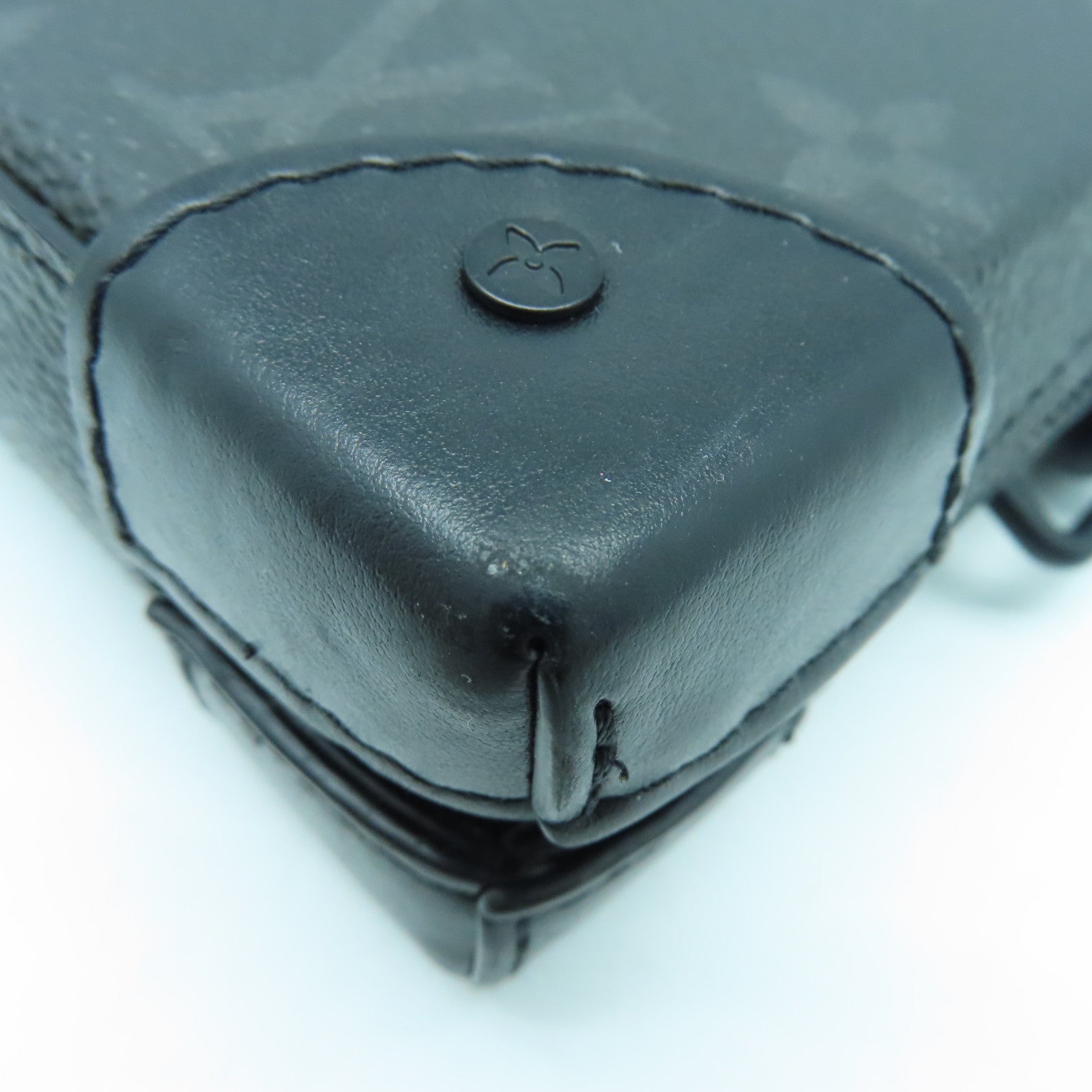 LOUIS VUITTON Monogram Eclipse Soft Trunk Wallet肩背袋黑色