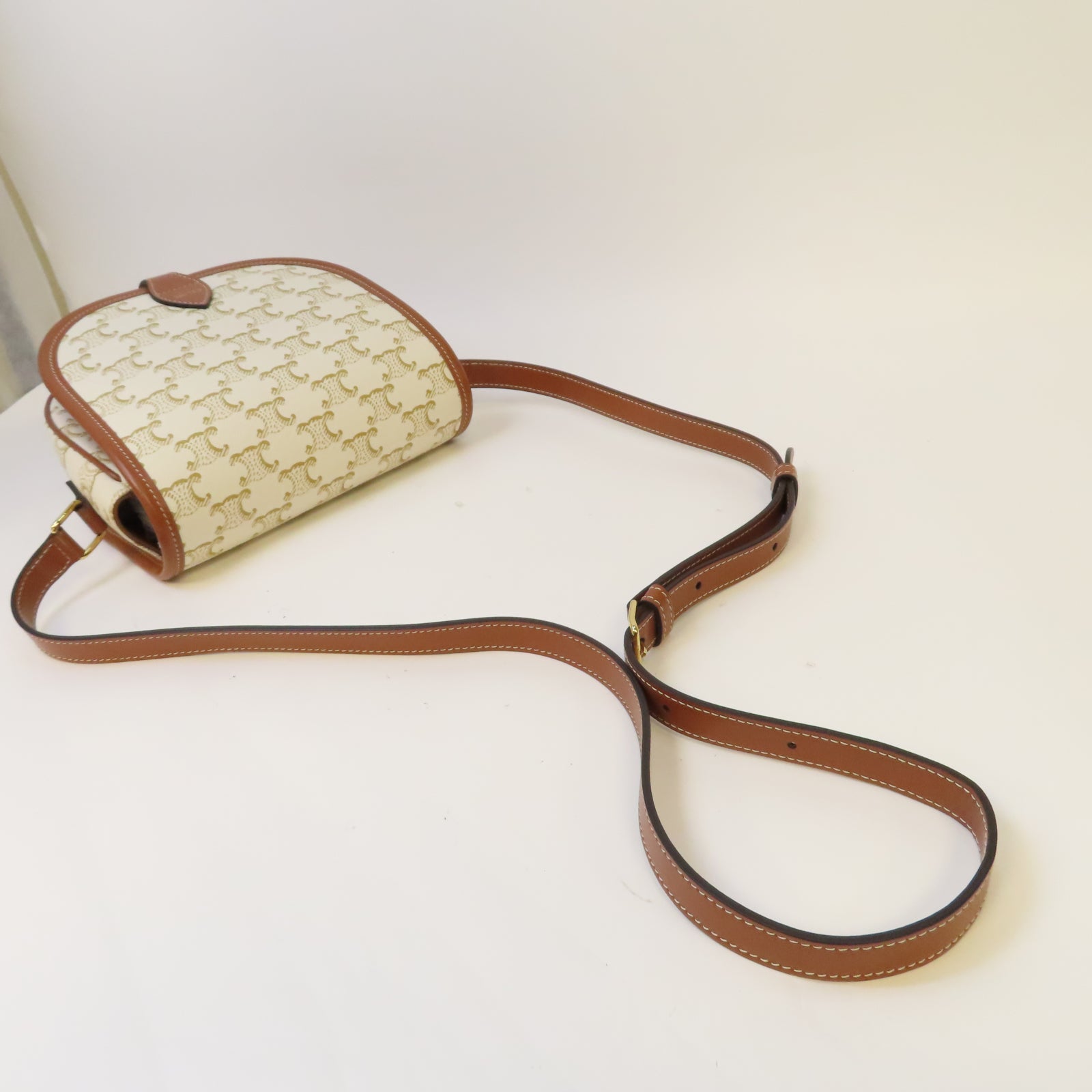 CELINE Triomphe帆布Folco Shoulder Bag金扣肩背袋白色