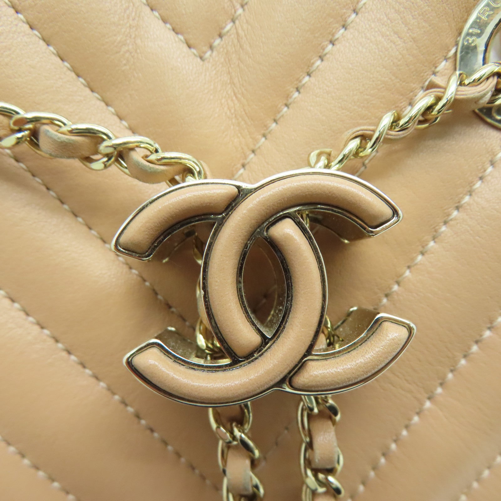 CHANEL 牛皮皮革Chain Shoulder金扣肩背袋杏色