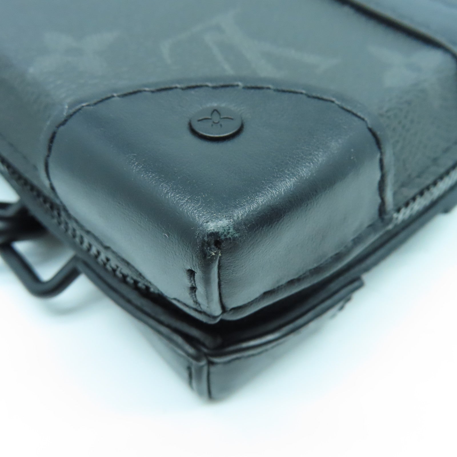 LOUIS VUITTON Monogram Eclipse Soft Trunk Wallet肩背袋黑色