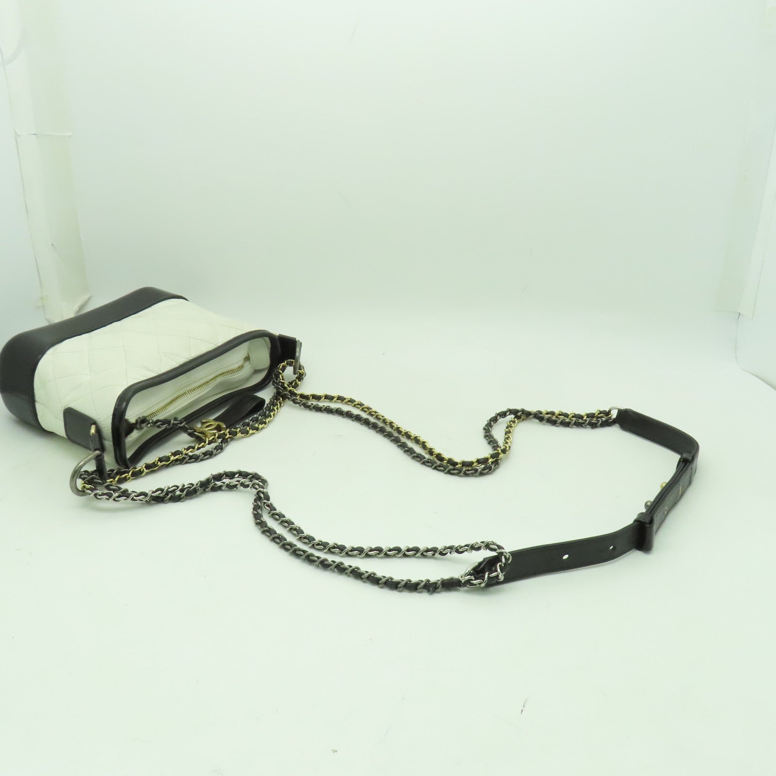 CHANEL 菱格牛皮皮革Gabrielle Hobo金扣/銀扣鏈帶肩背袋白色/黒色