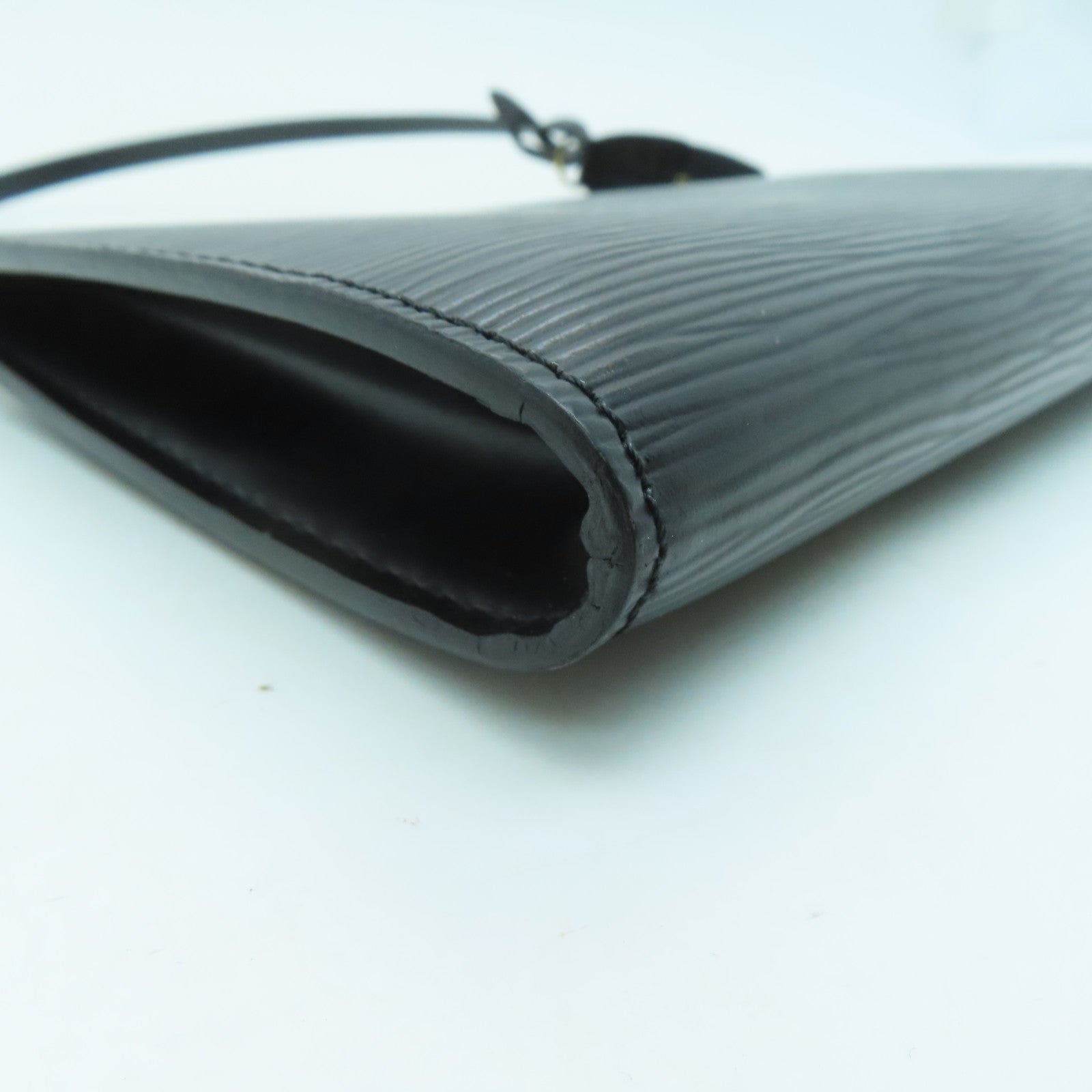 LOUIS VUITTON Epi Pochette Accessories金扣手拿包黑色