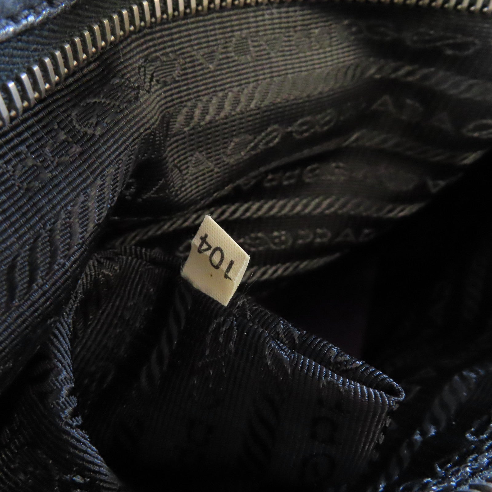 PRADA 尼龍Shoulder Bag銀扣肩背袋黑色