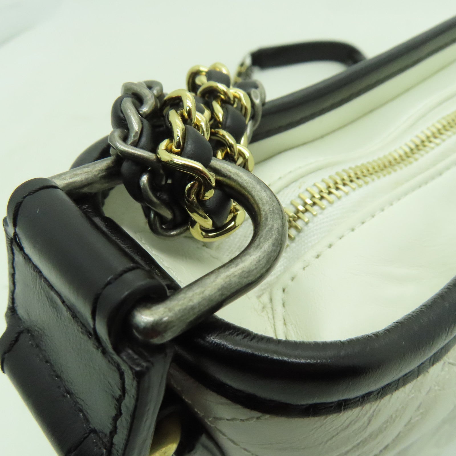 CHANEL 菱格牛皮皮革Gabrielle Hobo金扣/銀扣鏈帶肩背袋白色/黒色
