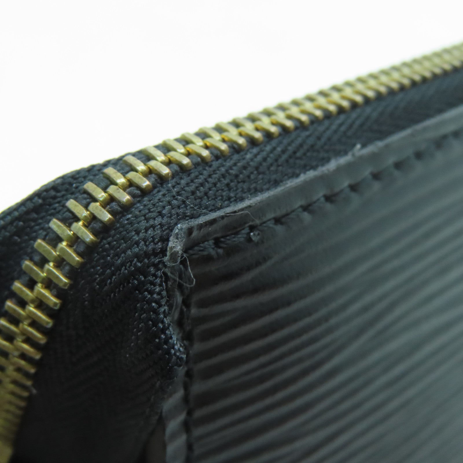 LOUIS VUITTON Epi Pochette Accessories金扣手拿包黑色