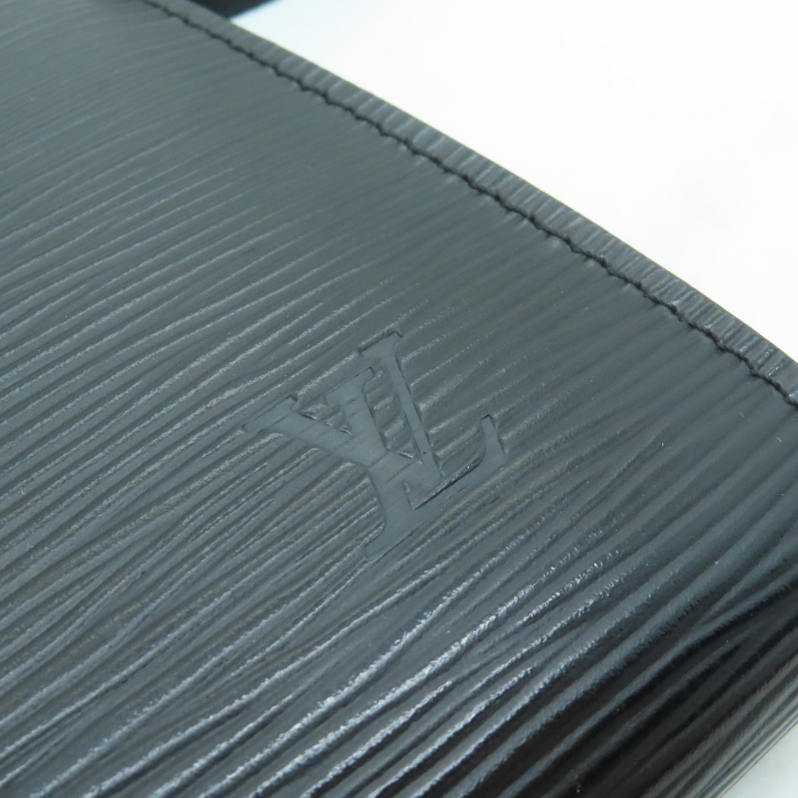 LOUIS VUITTON Epi Pochette Accessories金扣手拿包黑色