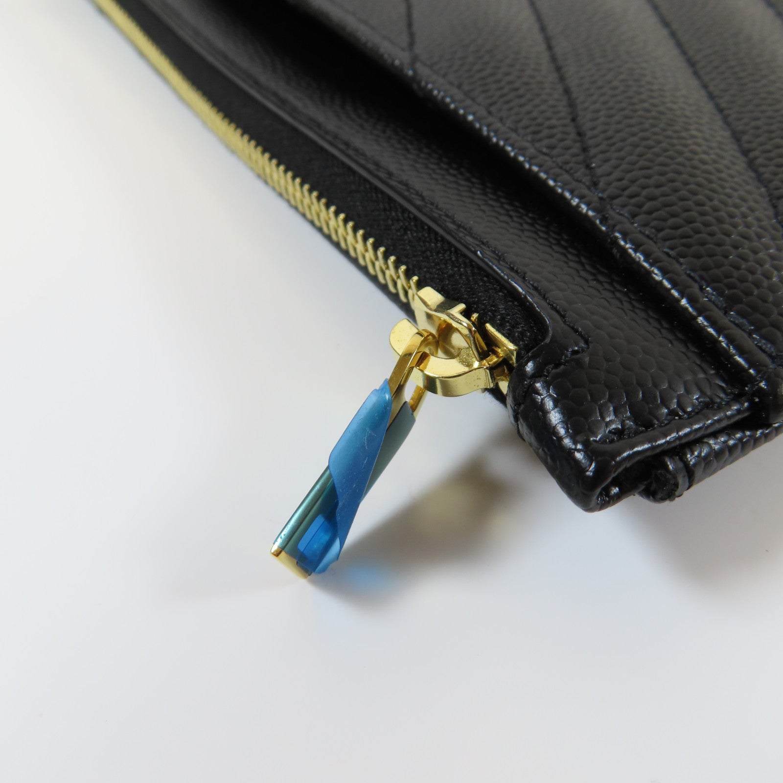 YVES SAINT LAURENT 牛皮皮革Cassandre Matelasse金扣手拿包黑色