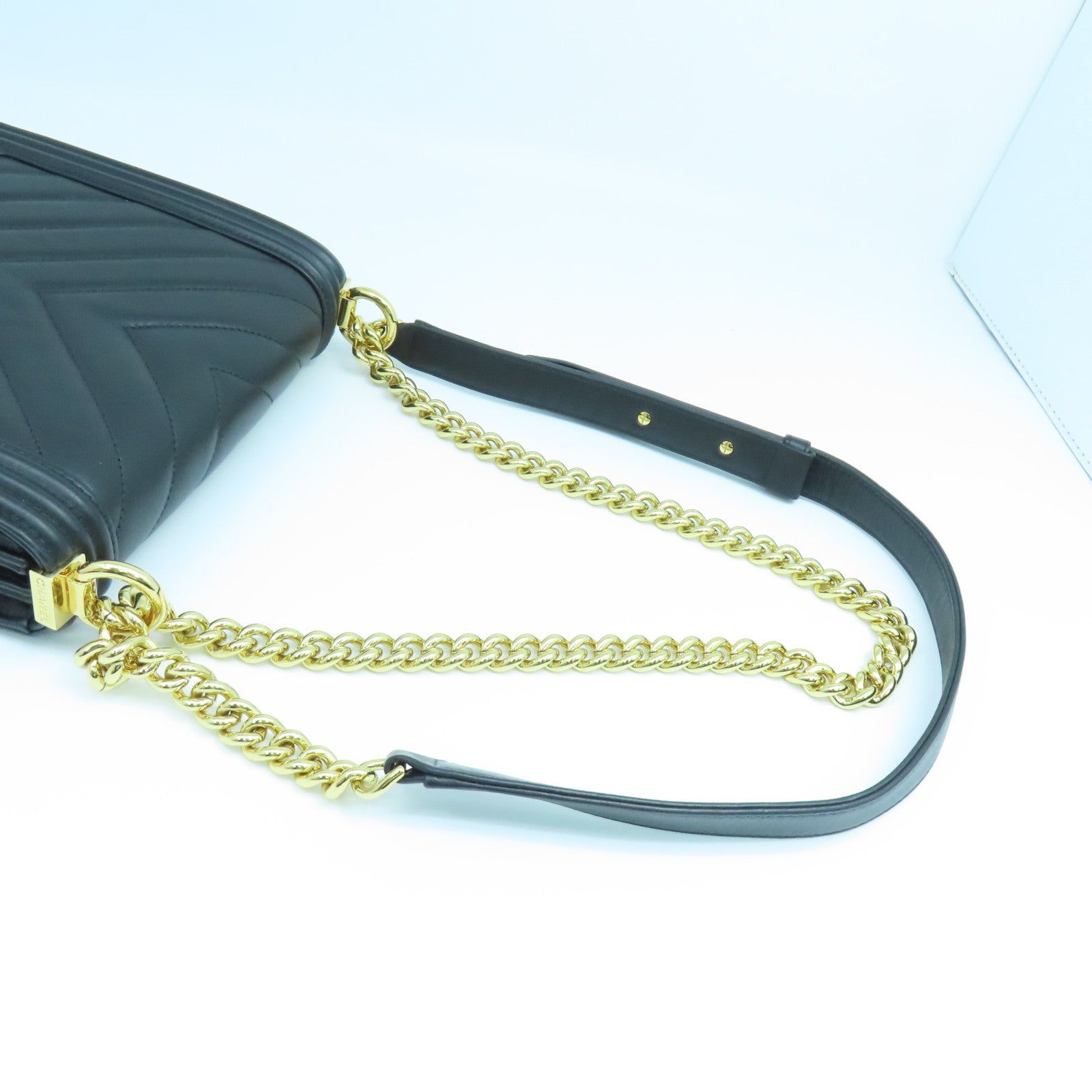 CHANEL 羊皮皮革Boy Chanel金扣鏈帶肩背袋黑色