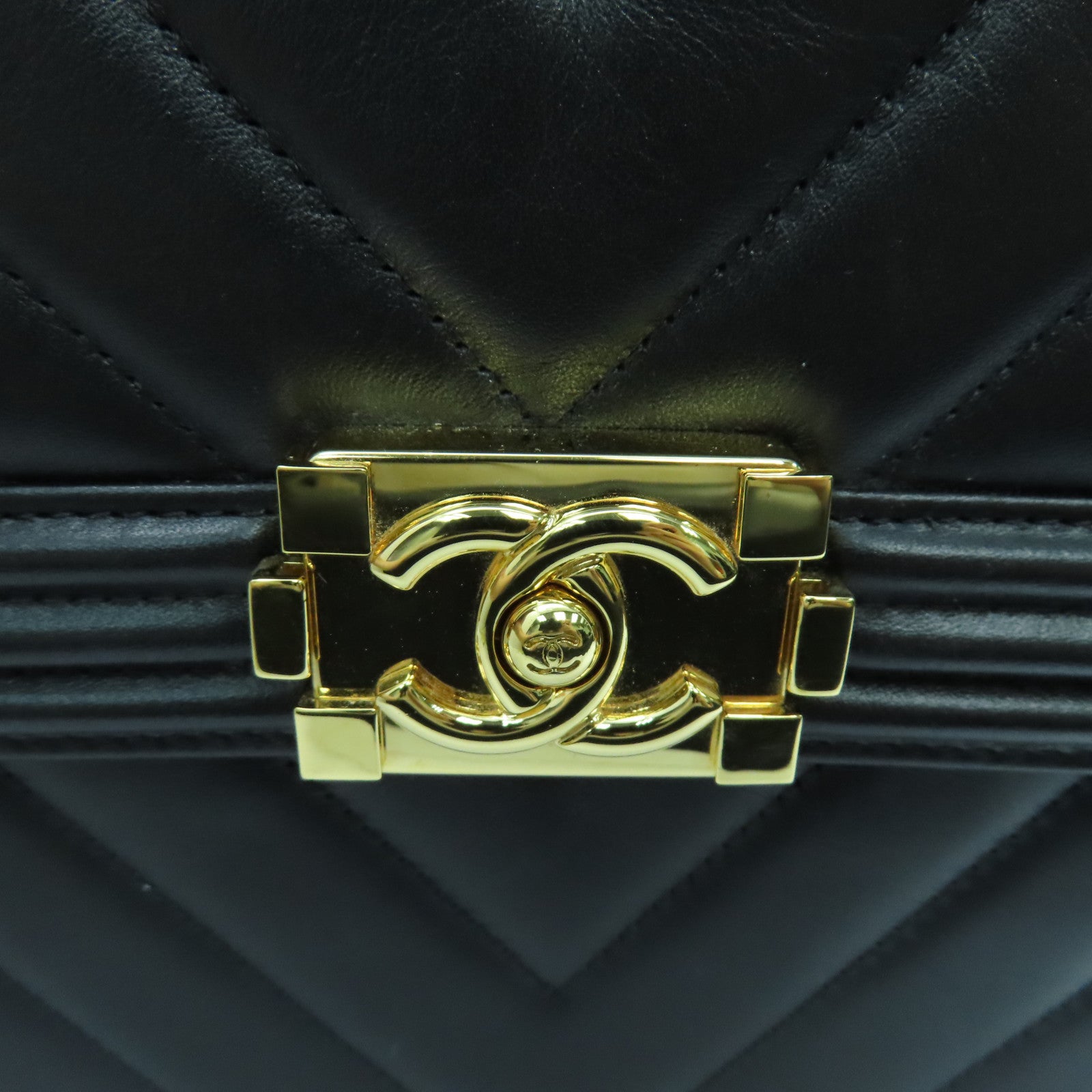 CHANEL 羊皮皮革Boy Chanel金扣鏈帶肩背袋黑色