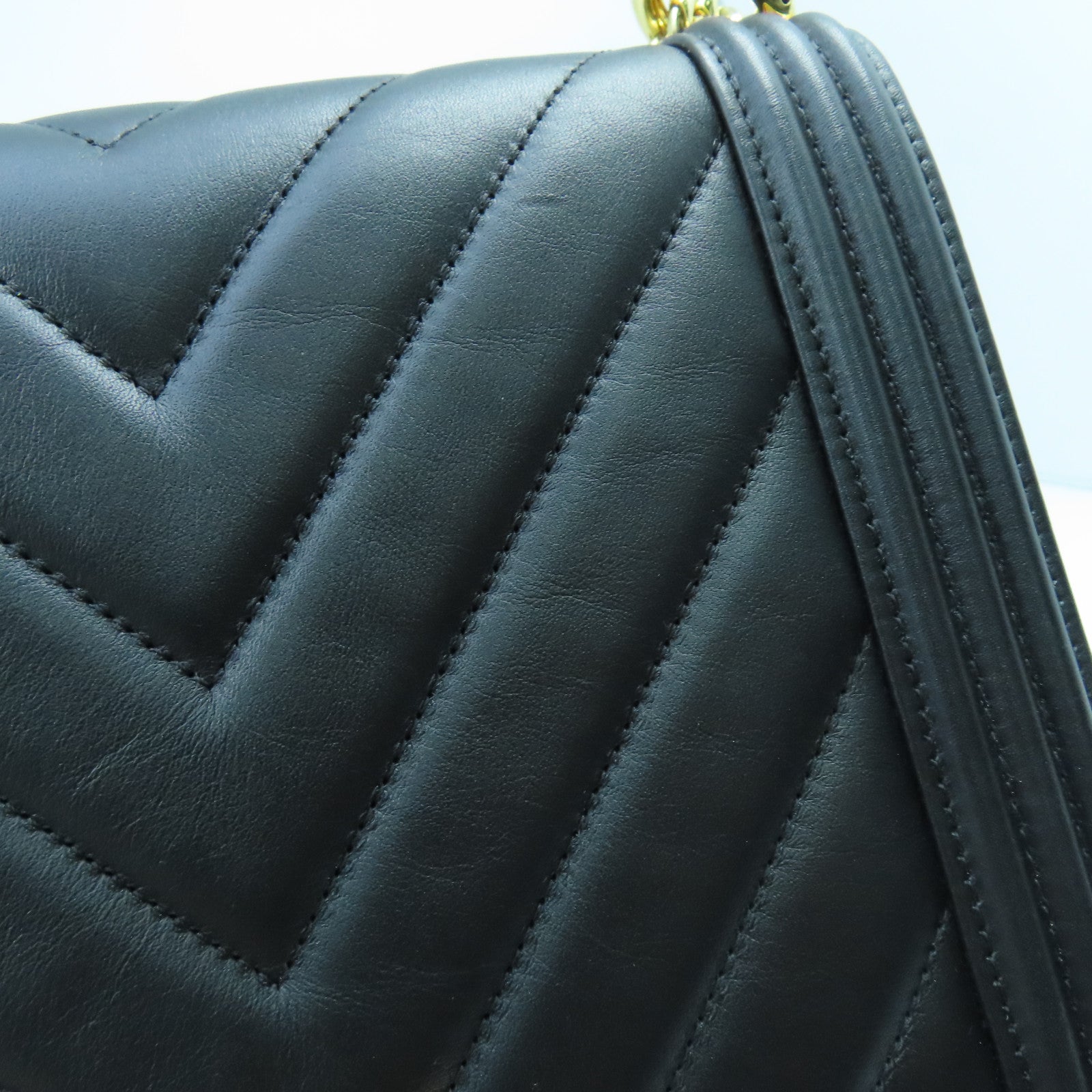 CHANEL 羊皮皮革Boy Chanel金扣鏈帶肩背袋黑色