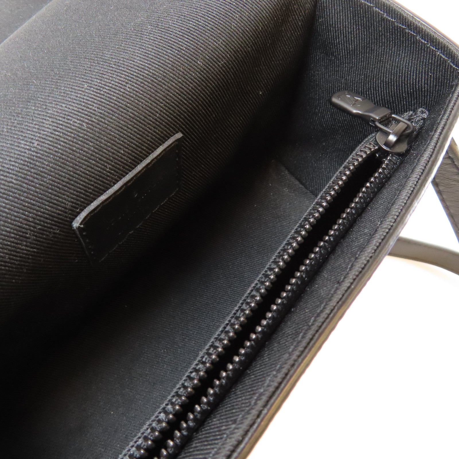LOUIS VUITTON Monogram Eclipse Steamer Wearable Wallet黑扣肩背袋黑色