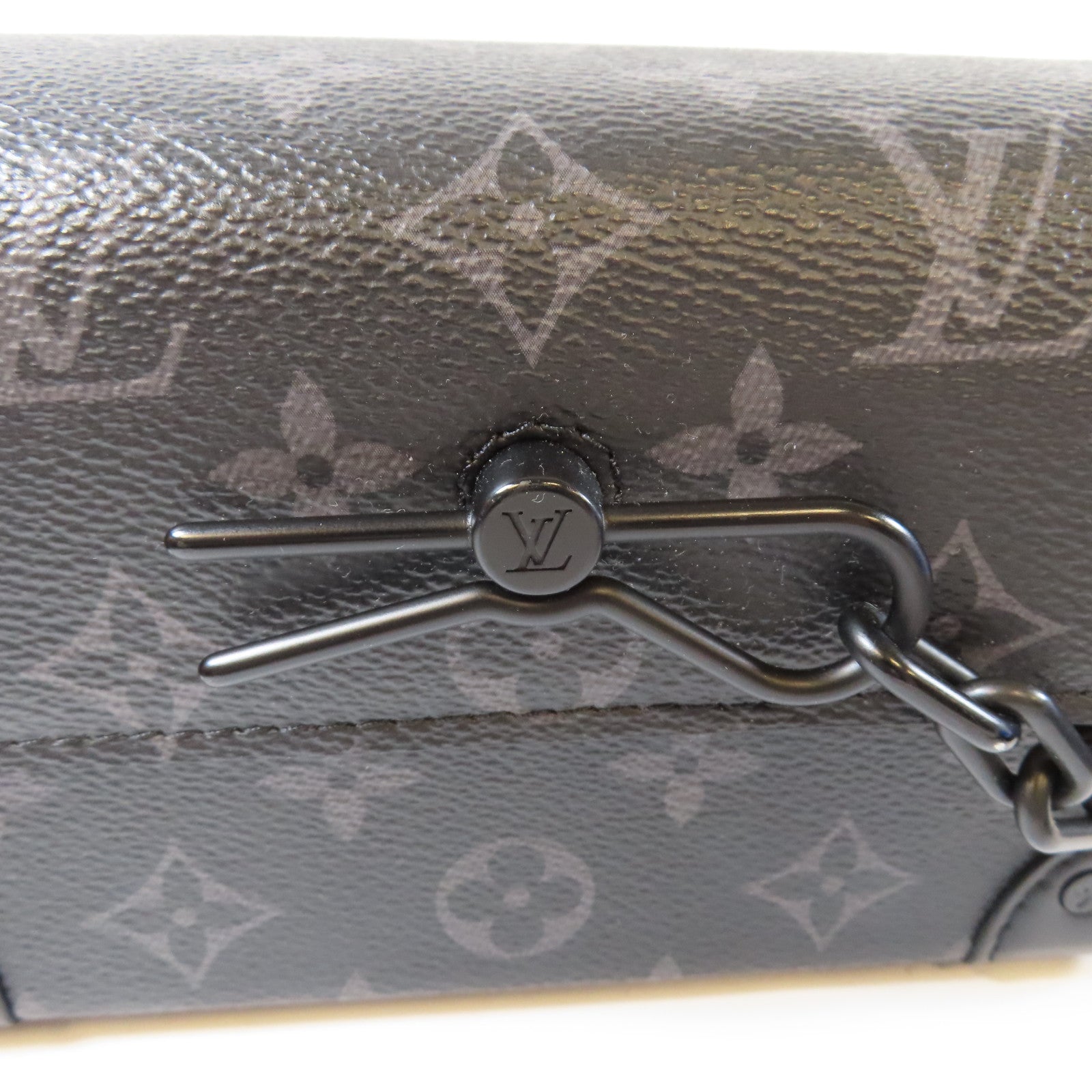 LOUIS VUITTON Monogram Eclipse Steamer Wearable Wallet黑扣肩背袋黑色