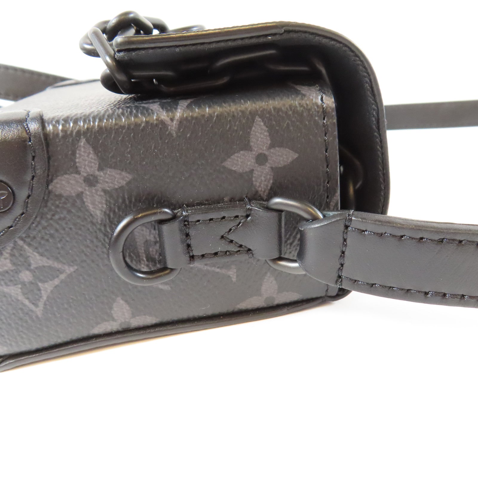 LOUIS VUITTON Monogram Eclipse Steamer Wearable Wallet黑扣肩背袋黑色