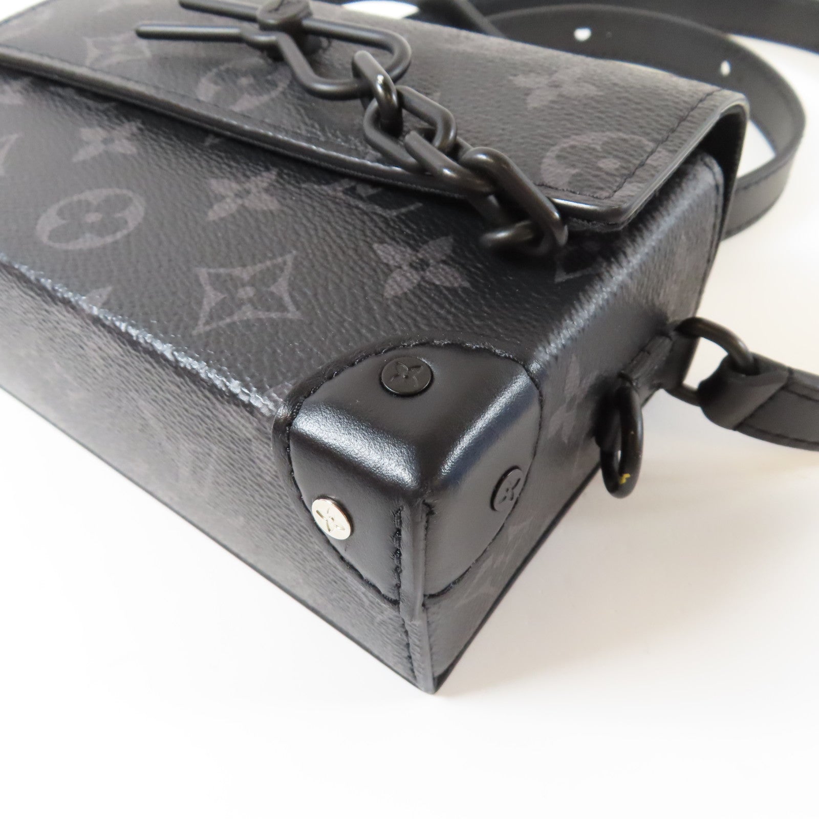LOUIS VUITTON Monogram Eclipse Steamer Wearable Wallet黑扣肩背袋黑色