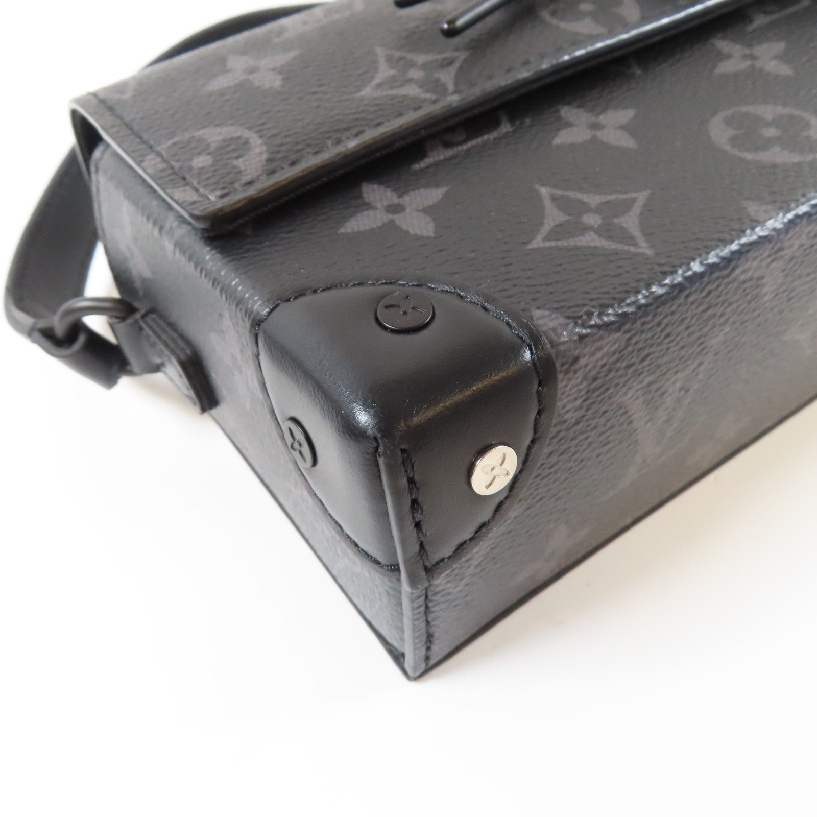 LOUIS VUITTON Monogram Eclipse Steamer Wearable Wallet黑扣肩背袋黑色